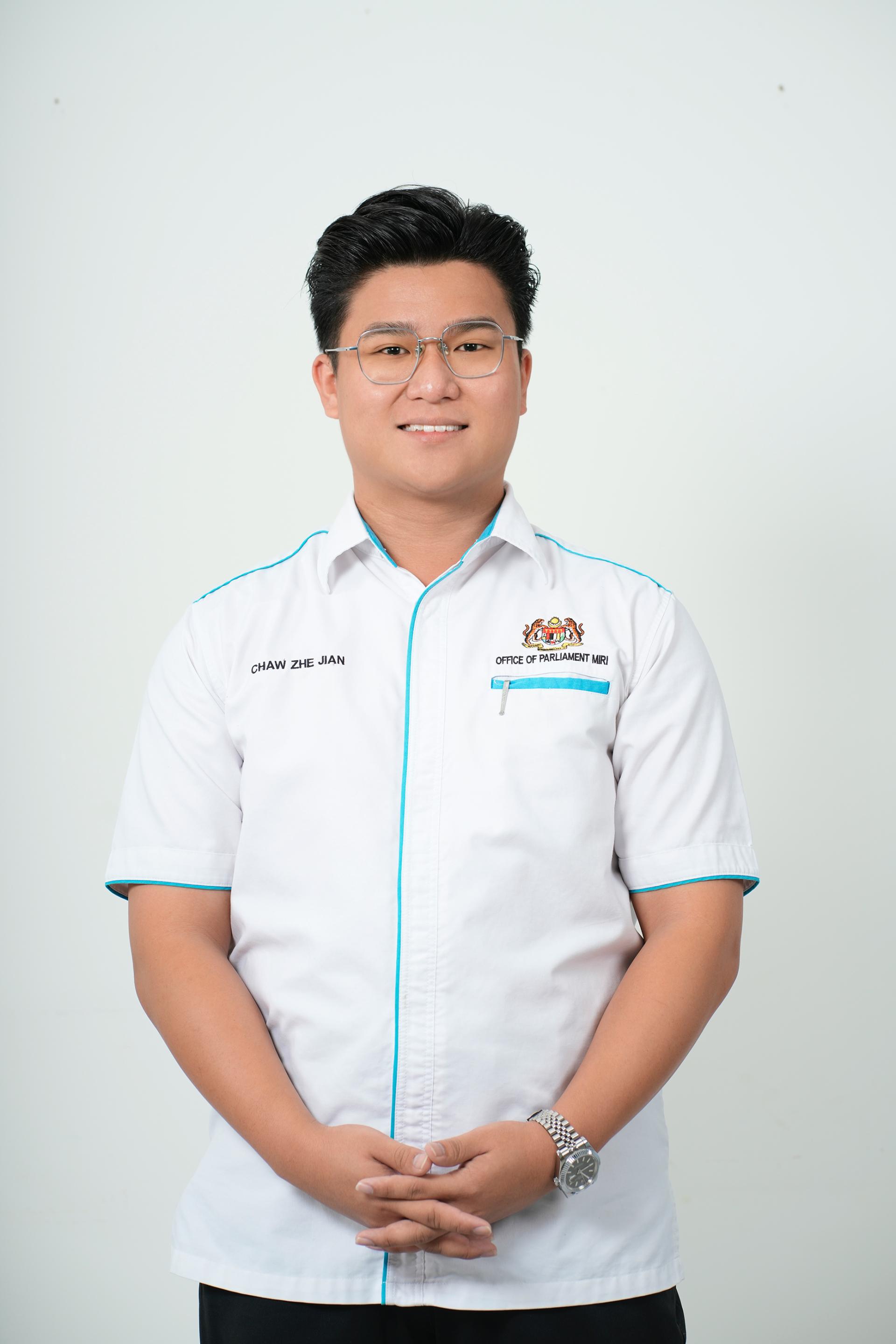 公正党美里区部宣传主任兼美里国会议员赵俊文助理邹梓建。