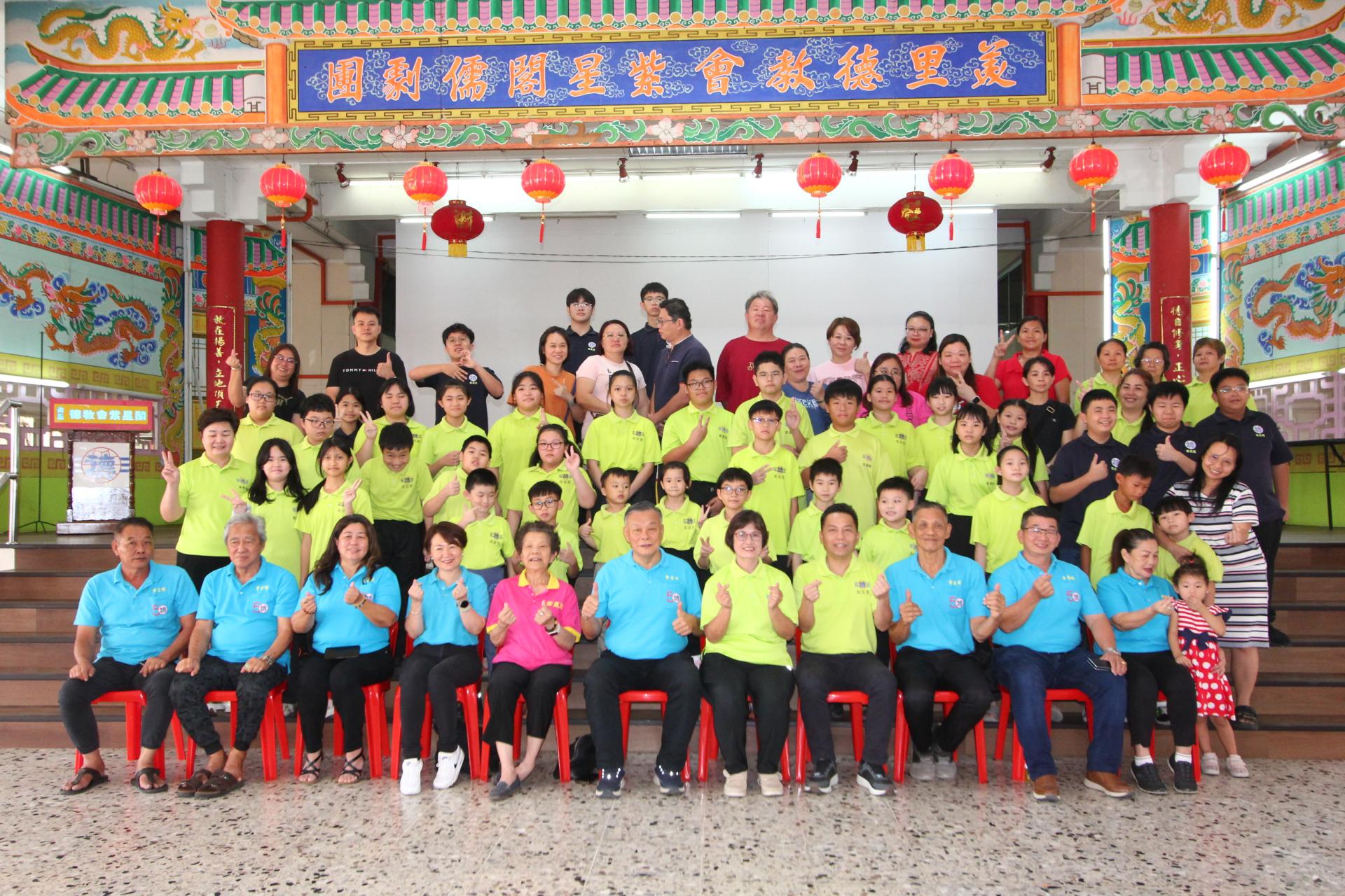 坐者右4起为吴训华、田秀眉、许为隆和陆艳琼一行人，与德育班学生、志工教师和家长们，在紫星阁第八届德育班结业礼合影。