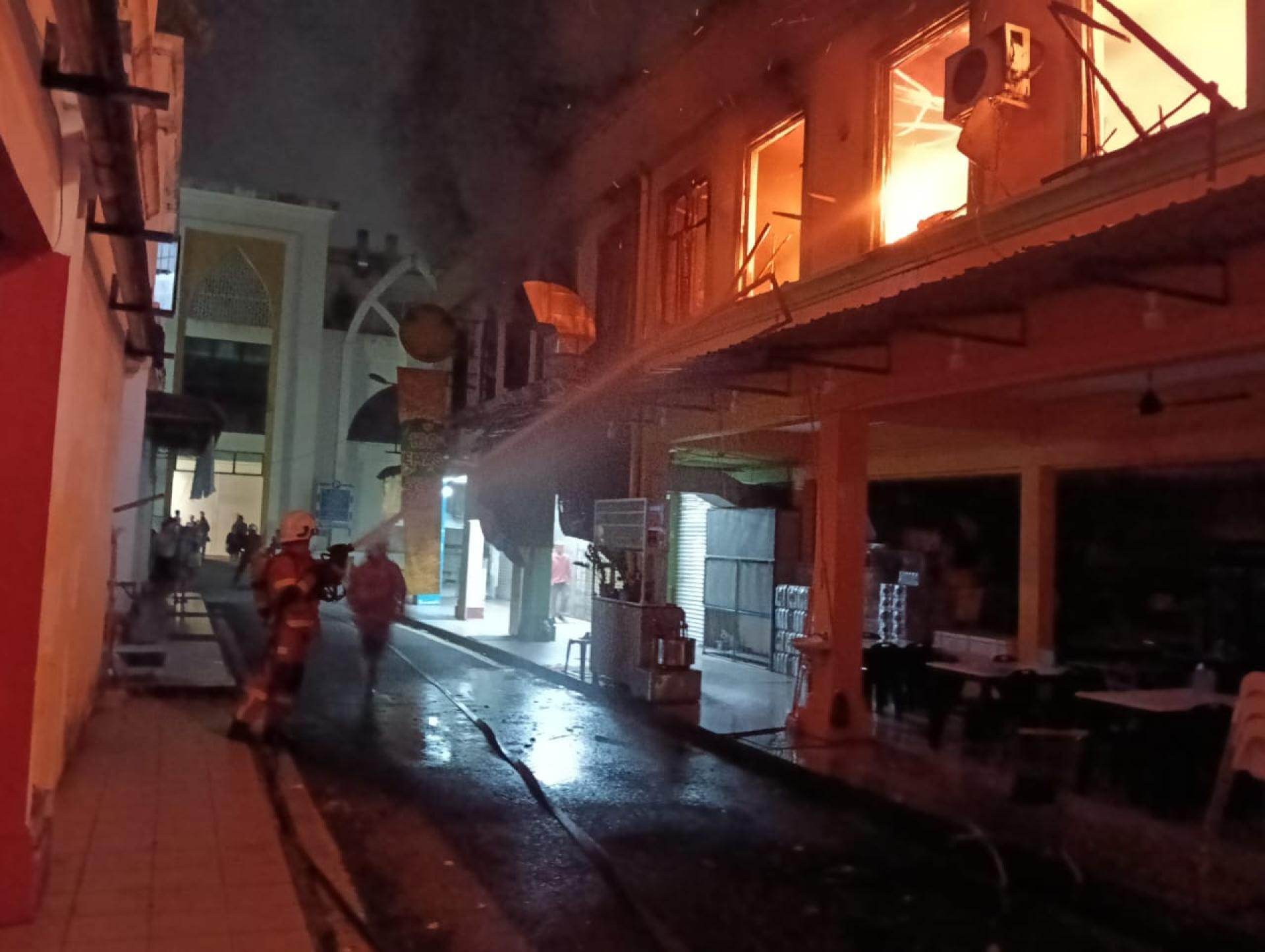 美里中国街两层店屋凌晨失火，消拯员展开灭火行动。