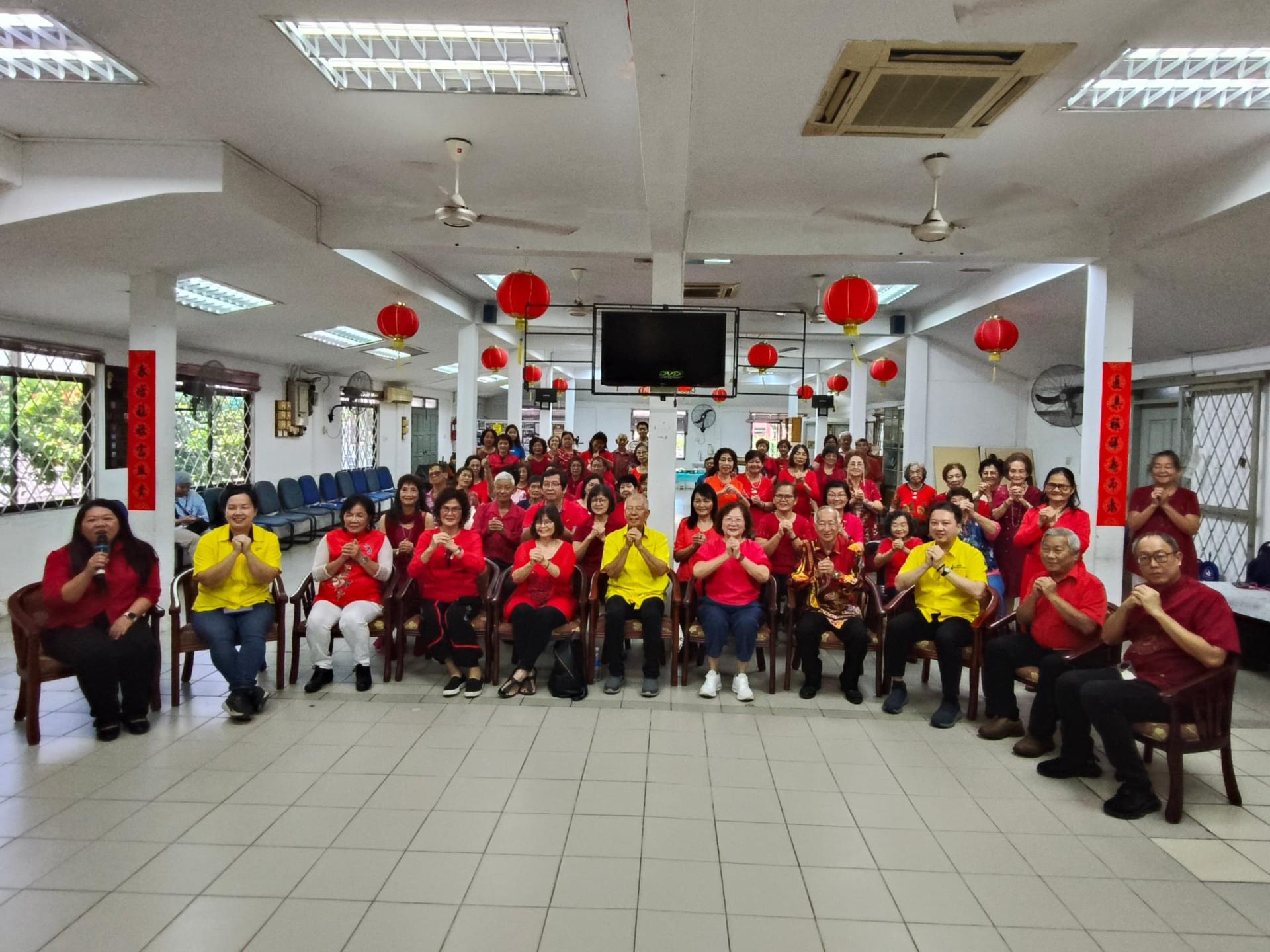 美里卑尔骚乐悠悠乐龄福利协会新年联欢聚餐活动全体出席者合影。左6起为主宾兼砂拉越旅游部副部长拿督陈超耀，美里卑尔骚乐悠悠乐龄福利协会会长兼本固鲁方凤金及美里乐龄服务中心主席黄晋钦。