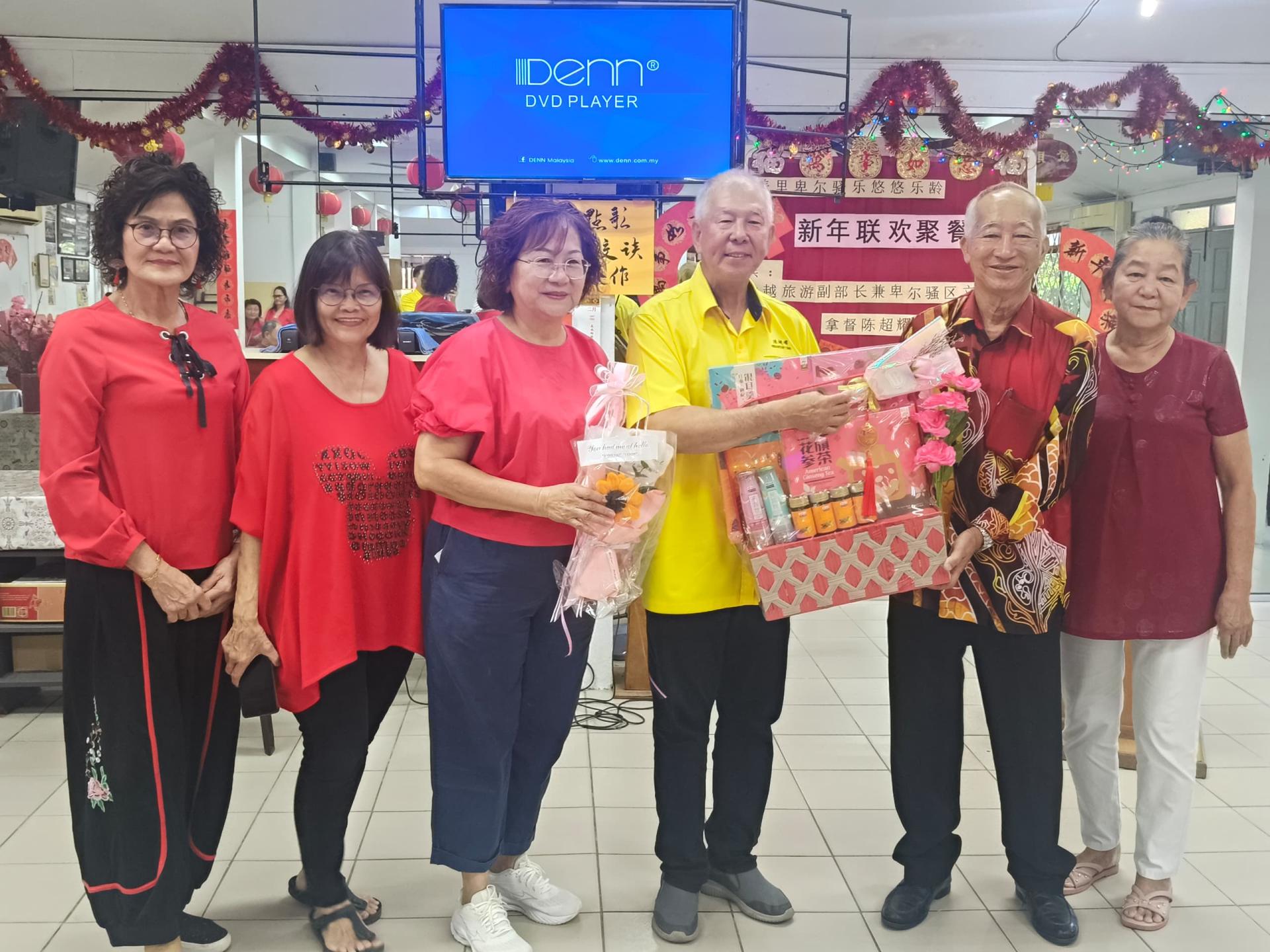 砂拉越旅游部副部长拿督陈超耀（右3）代表美里卑尔骚乐悠悠乐龄福利协会移交礼篮予美里乐龄服务中心主席黄晋钦；左2起为筹备会主席刘爱玉及美里卑尔骚乐悠悠乐龄福利协会会长兼本固鲁方凤金。