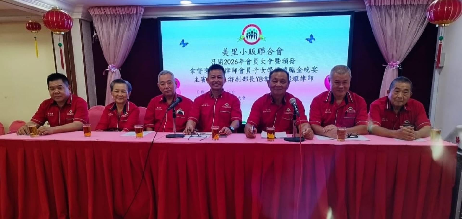 美里省小贩联合会第25届第1次会员大会。左起为总务贝仁富，副主席沈小玲，副主席赖玉甘，秘书詹云洲，主席张启创，财政杨云辉，副主席陈恩忠。