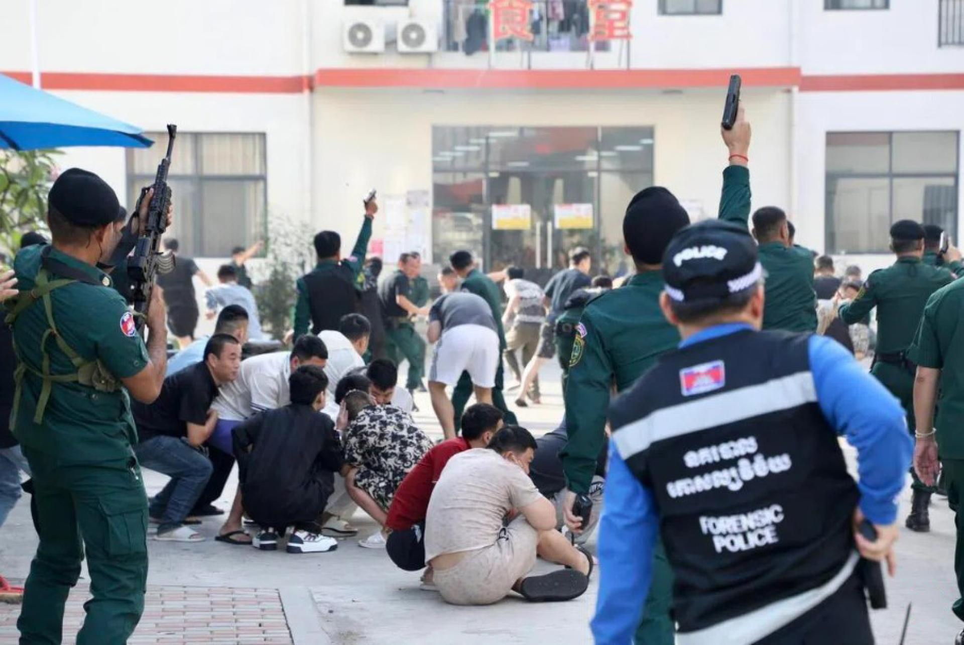 柬埔寨警方星期六（1月31日）在东南部柴桢省（Svay Rieng）巴维市的电信诈骗园区展开大规模执法行动，逮捕2044名外籍人士。