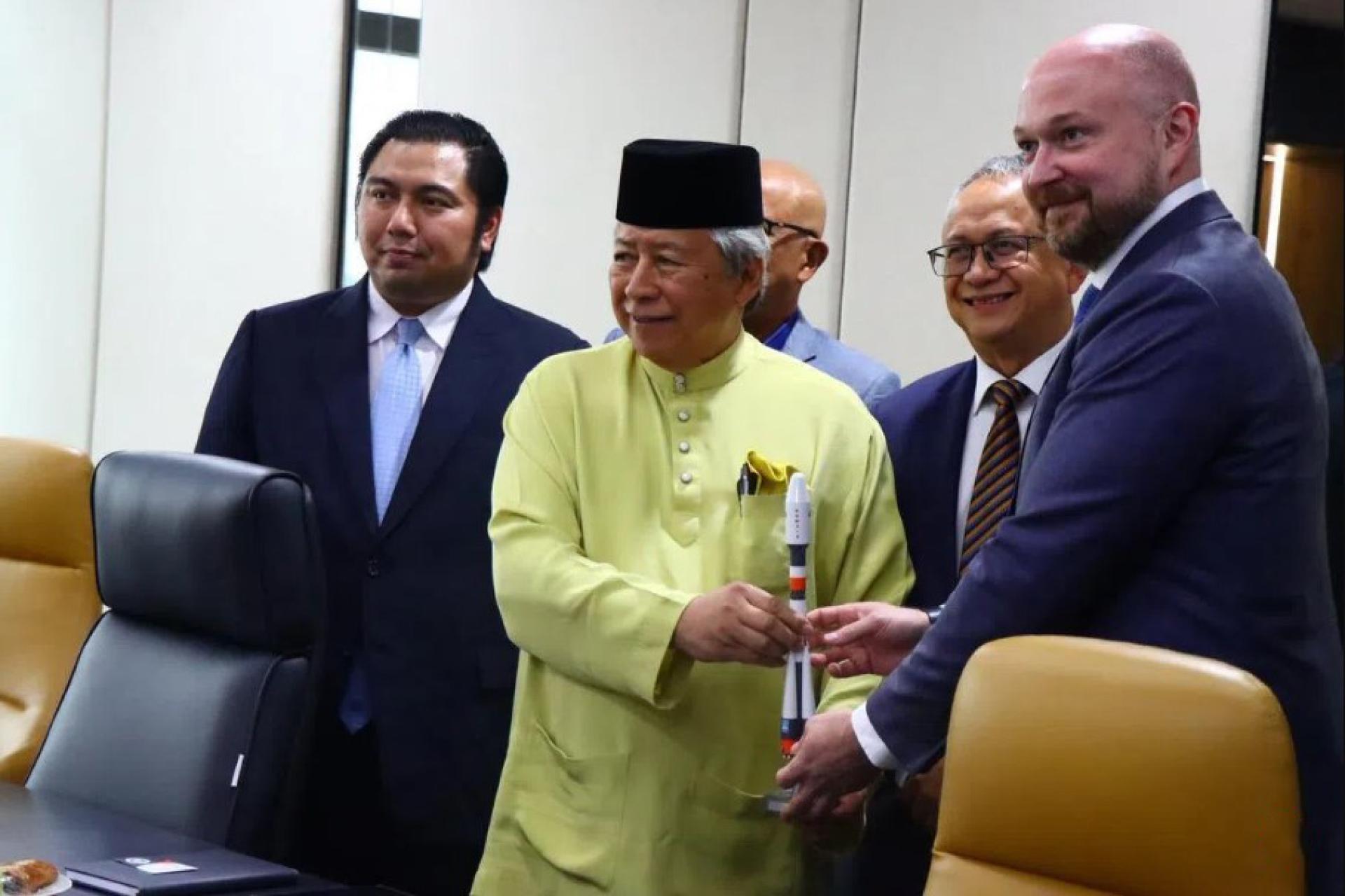 俄罗斯太空发射服务供应商格拉夫科斯莫斯正探讨在马来西亚沙巴设立太空港的可行性。图为格拉夫科斯莫斯商业事务副总经理维塔利萨福诺夫（右）星期五（1月30日）赠送一架俄罗斯联盟号火箭模型给沙巴财富主席阿尼法（中）。