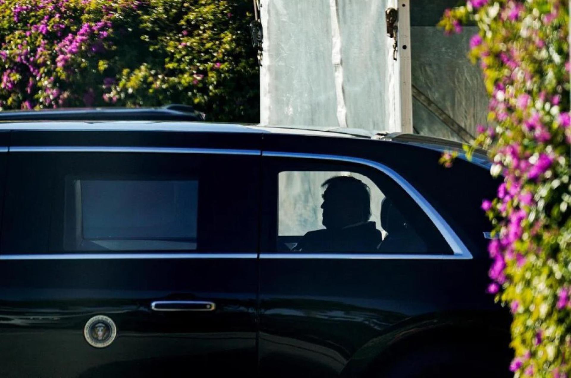 特朗普在迈阿密度周末，2月1日离开海湖庄园，准备回返白宫。