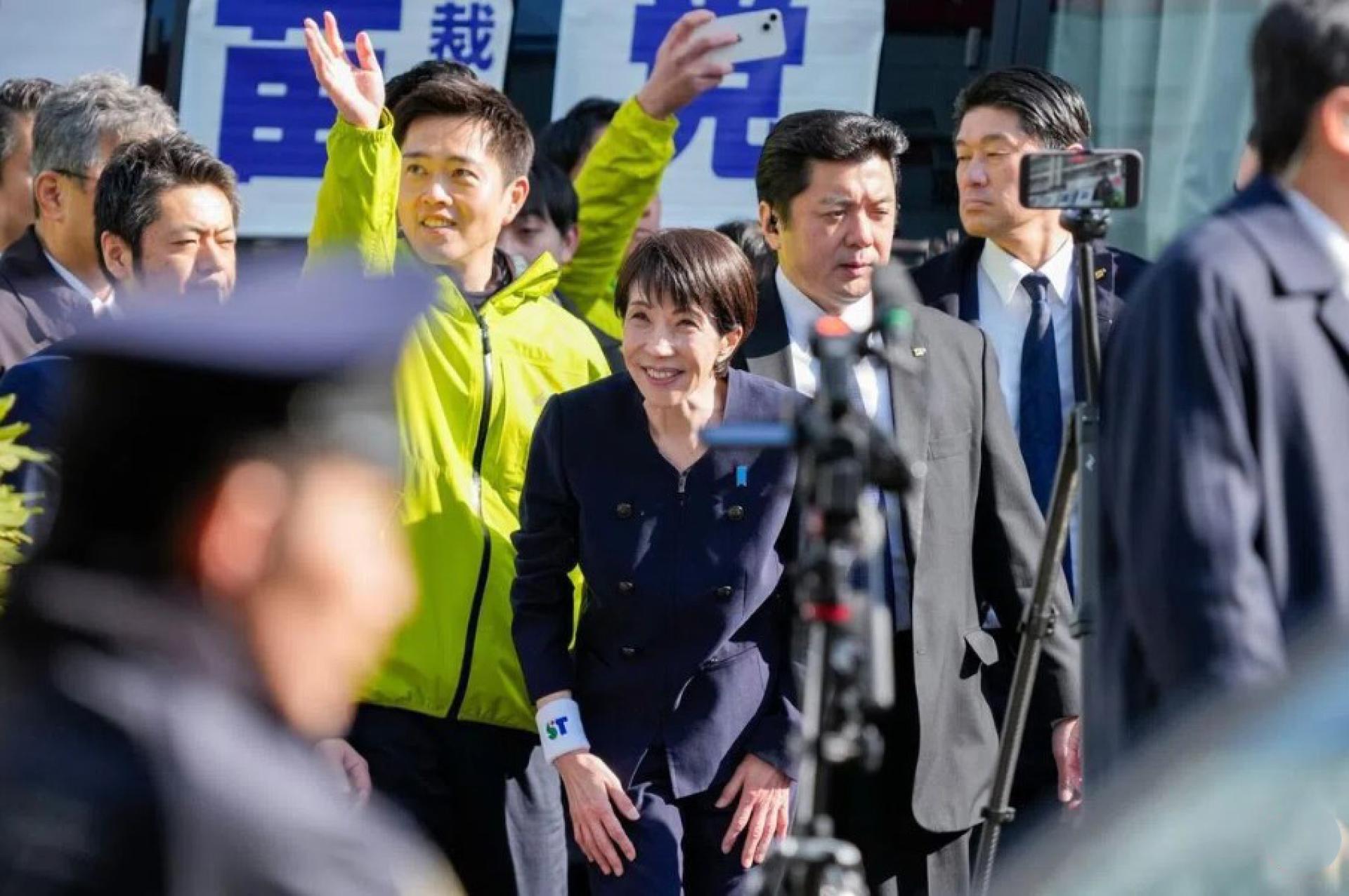 1月27日，日本首相兼自民党总裁高市早苗（中）出席东京一场竞选活动。