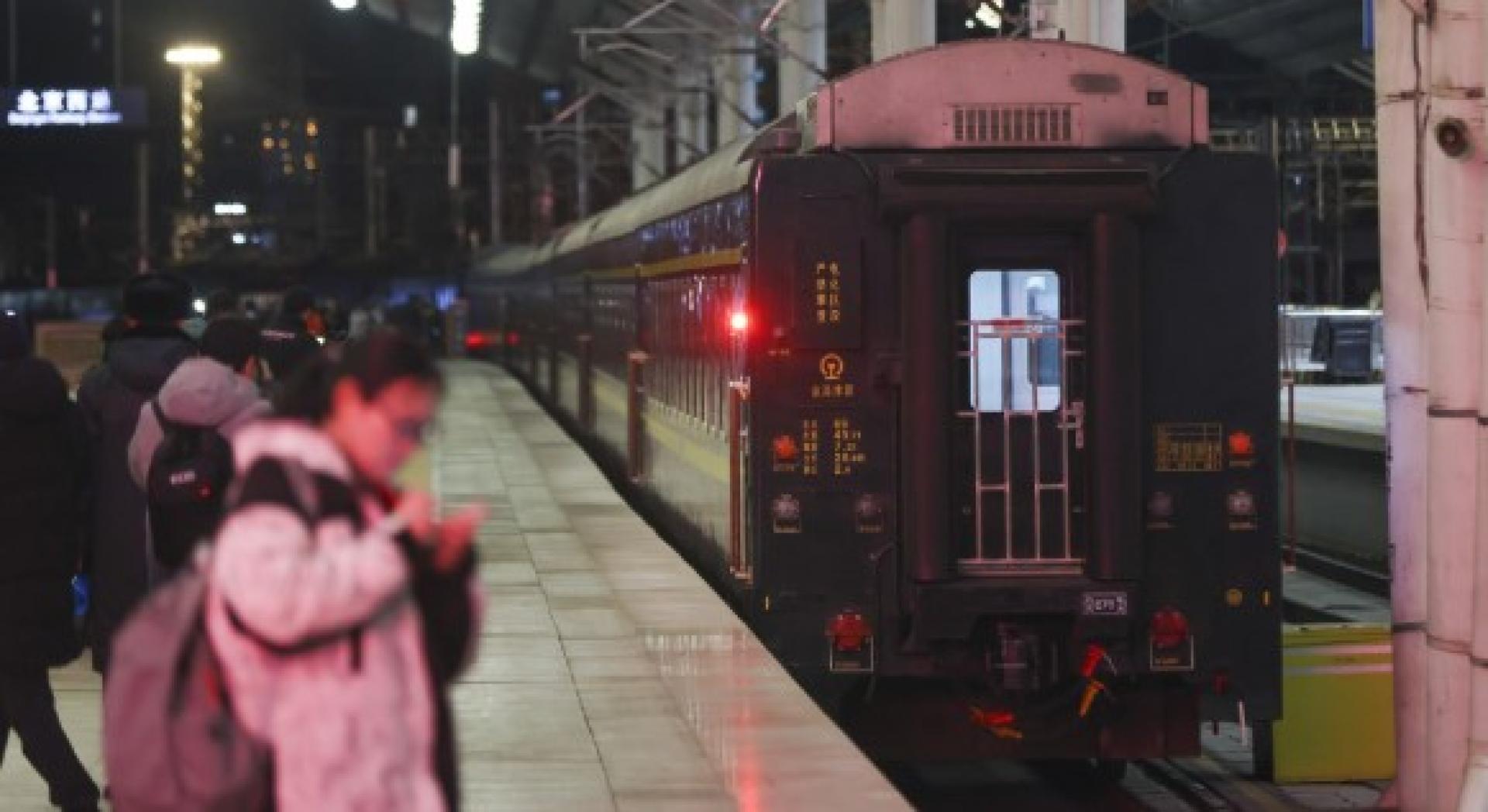 2月2日，2026年北京地区发出的首趟春运列车K4069次列车从北京西站缓缓驶出。