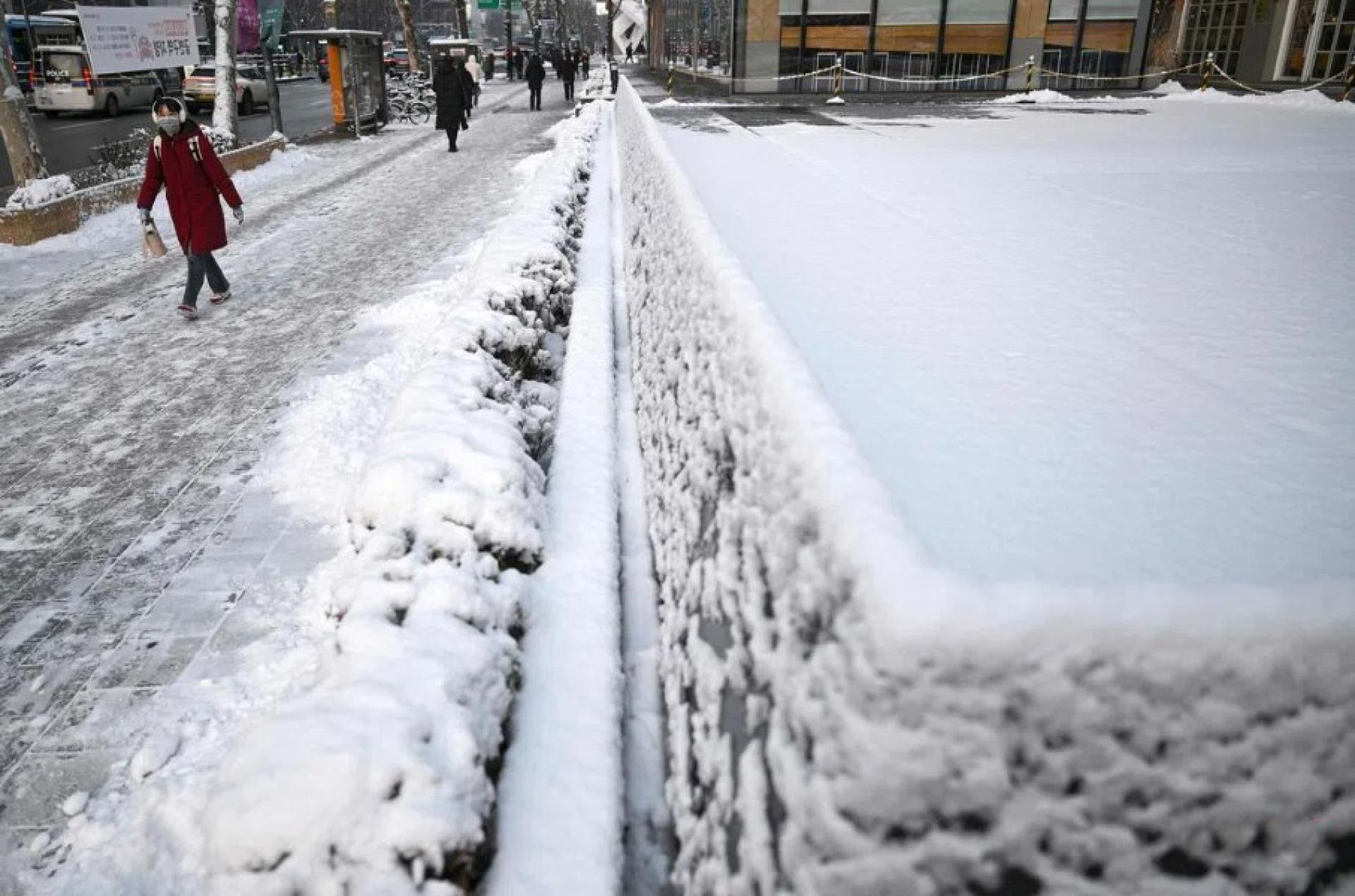 受晚间的暴雪天气影响，2月2日早上，韩国多地包括首都首尔出现路面结冰现象，行人需格外小心。