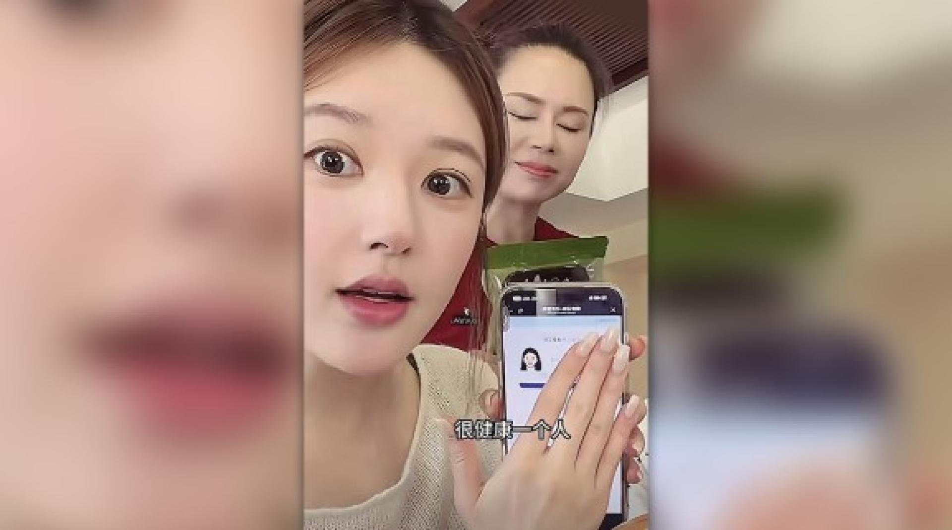 赵露思（前）在直播中晒出健康证。