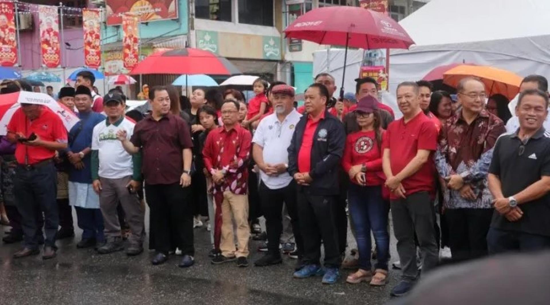 2026年2月1日，亨利（右5）与众人在石隆门市区出席新春装饰亮灯仪式。