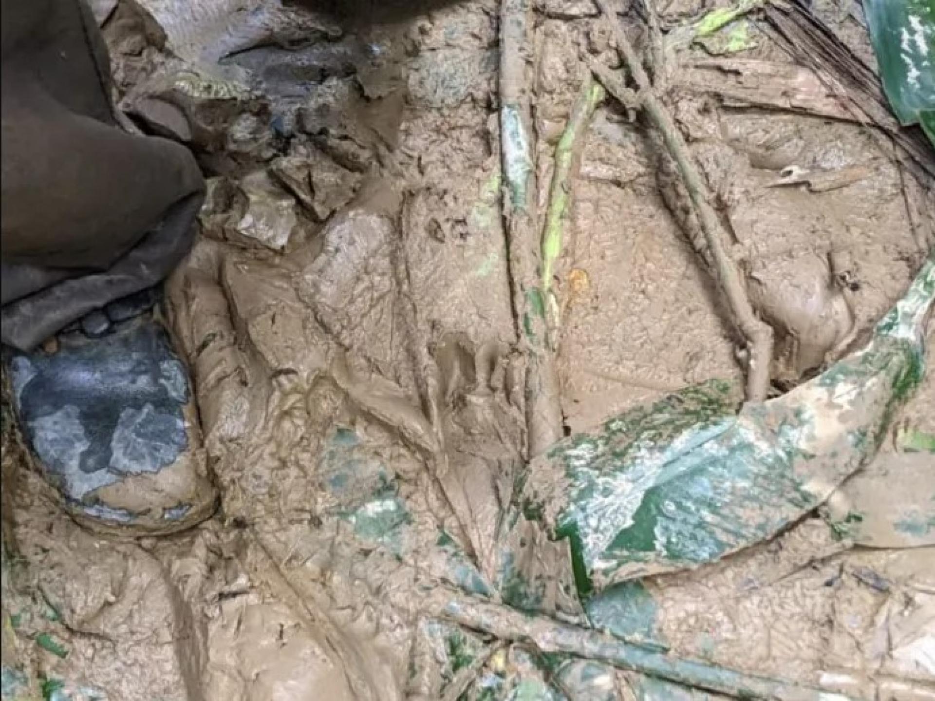 疑似显示2026年2月1日失踪于达罗潘乔尔村的6岁女童脚印的照片。