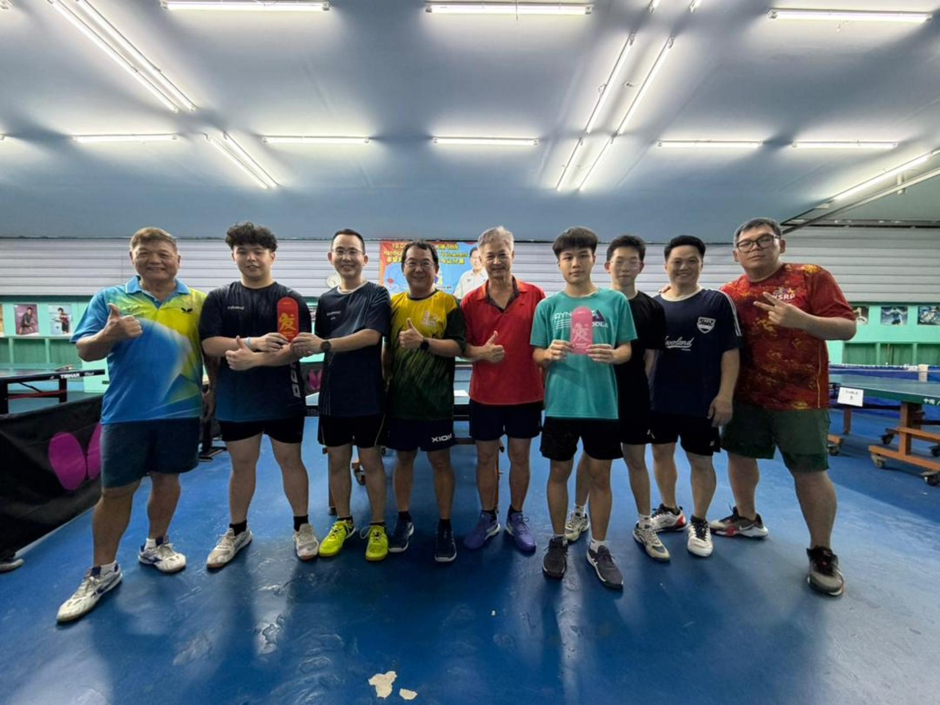 全体获奖选手和美里乒总主席林必义（左1）合影。