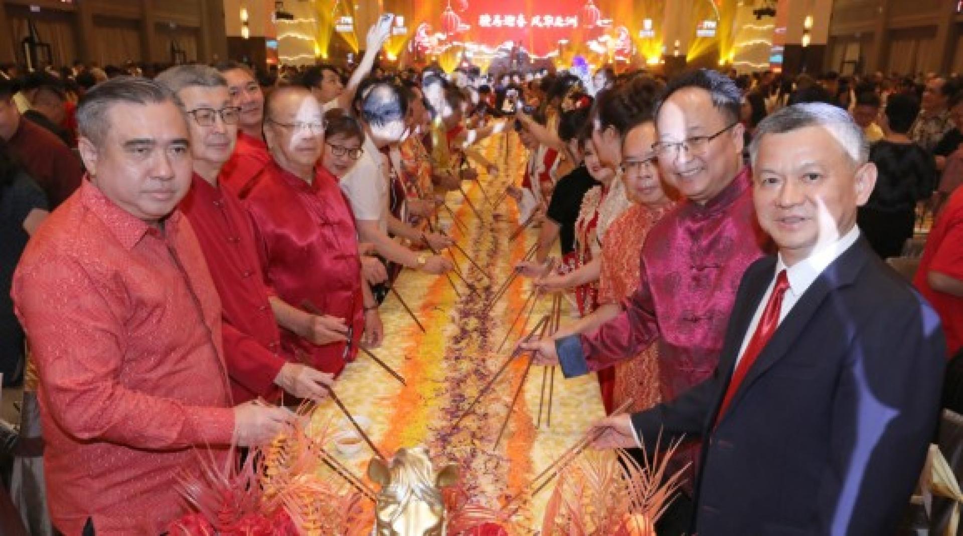 陆兆福（左起）和林福山还有郑学方（右起）及梁玮玶等嘉宾一起捞生，祝各界马年龙马精神、马到成功！