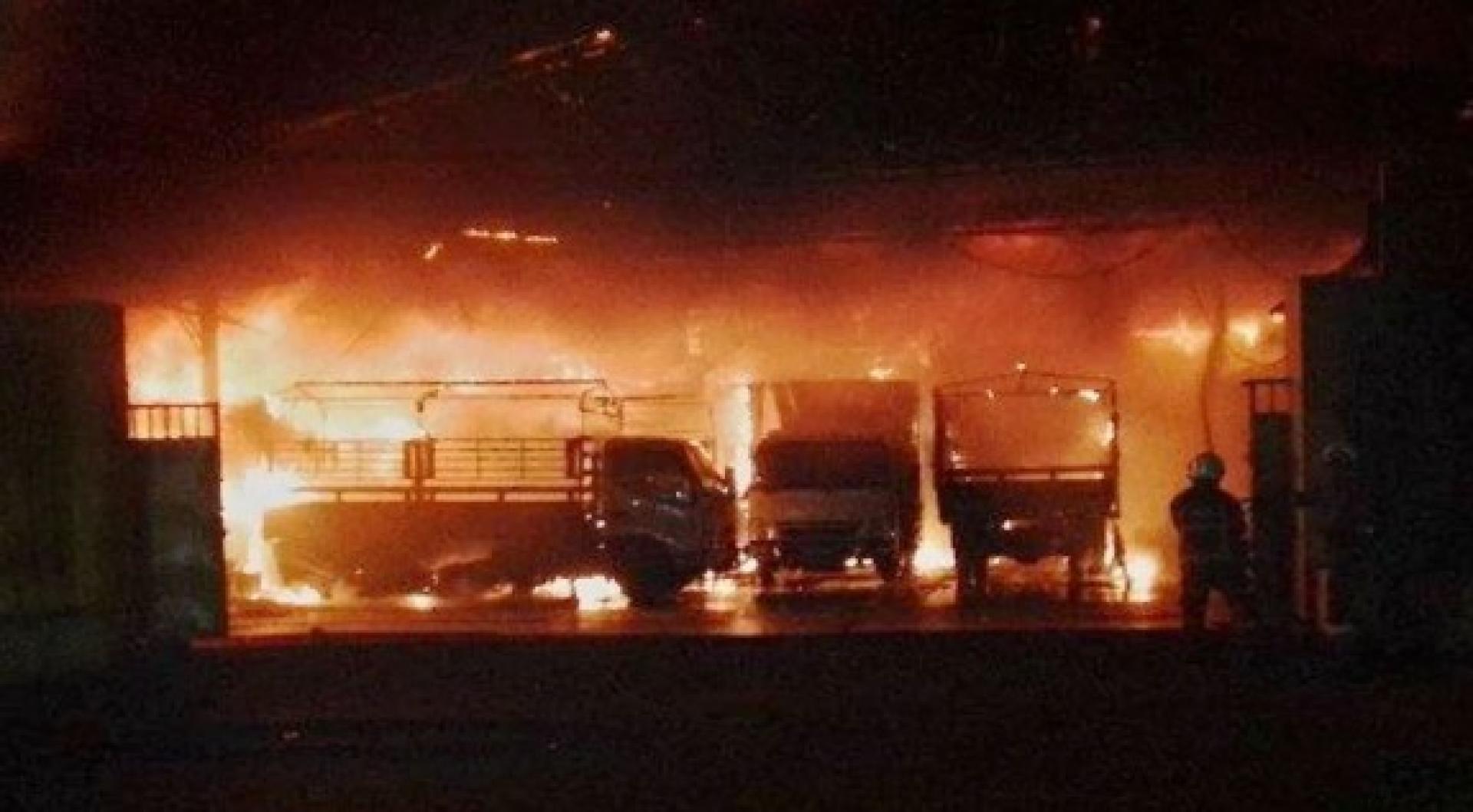 吉兰丹哥打峇鲁哥本苏丹路一间存放杂货的仓库，周日（2月1日）晚发生火灾，约80%结构被烧毁，其中包括年柑、椰枣等也难以幸免，所幸事发时仓库已关闭，未造成任何人命伤亡。