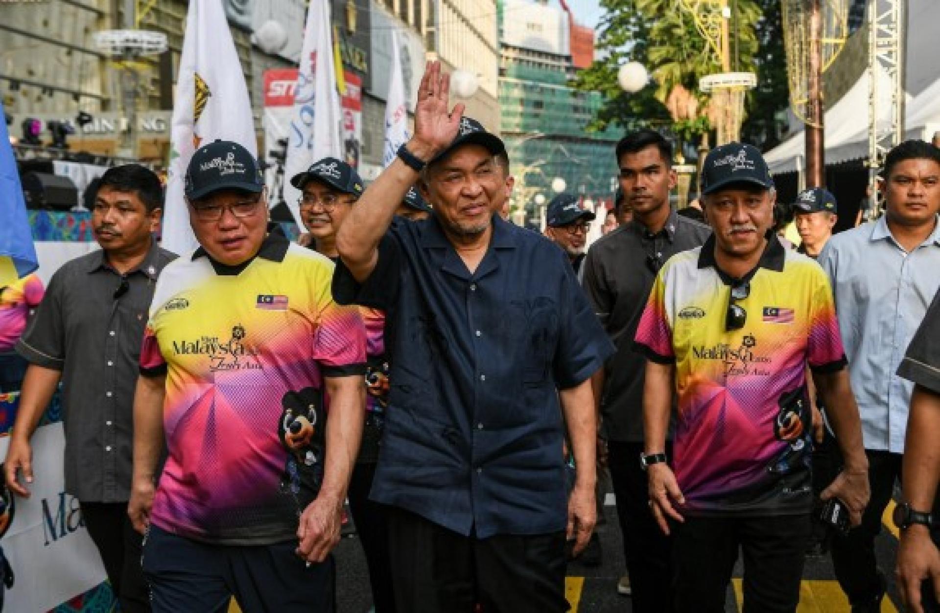 阿末扎希（中）出席在武吉免登举行、配合联邦直辖区日的“2026马来西亚旅游年”主题跑步活动。同时出席的还有旅游、艺术及文化部长拿督斯里张庆信（左2）。