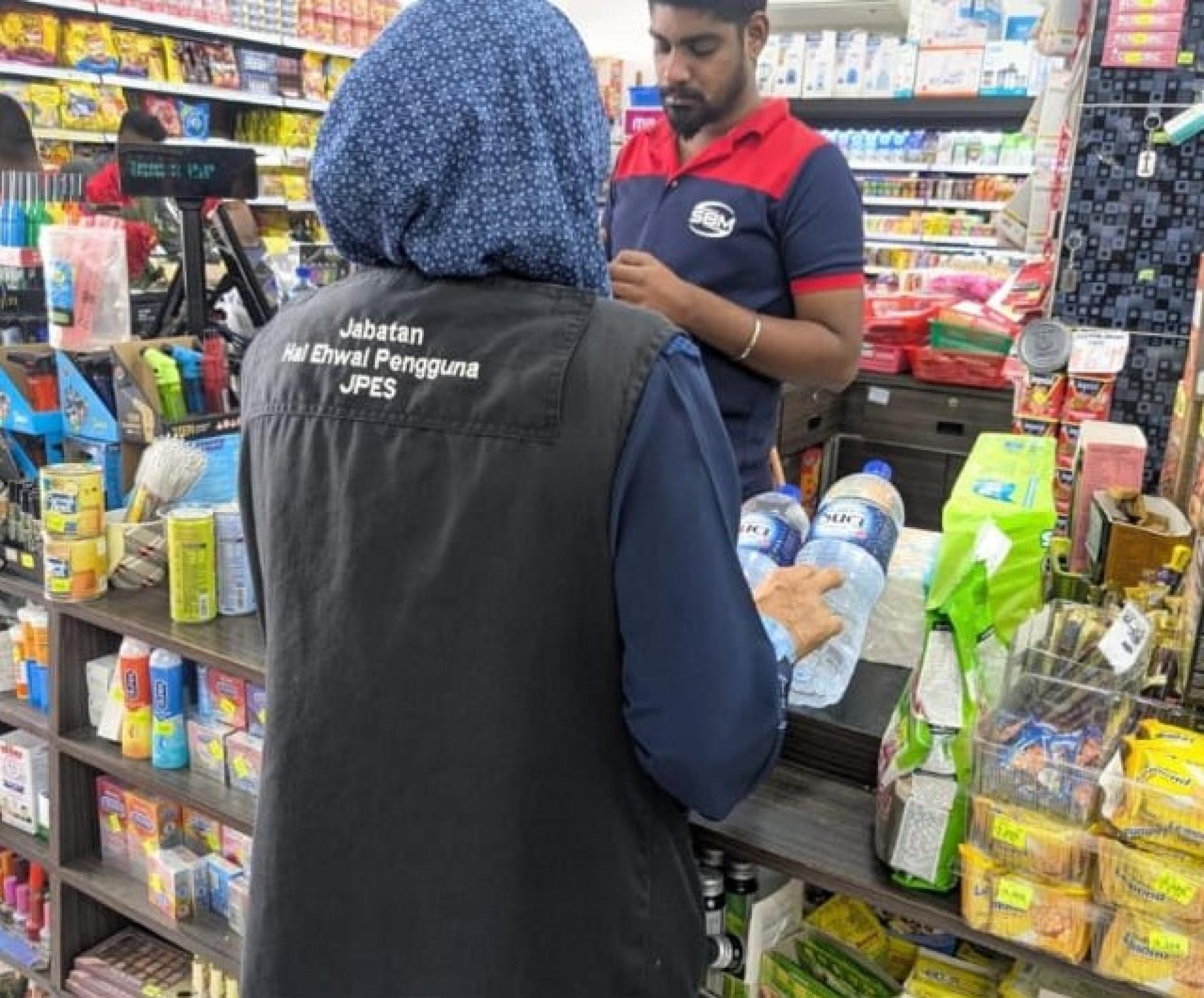 执法人员进行检查