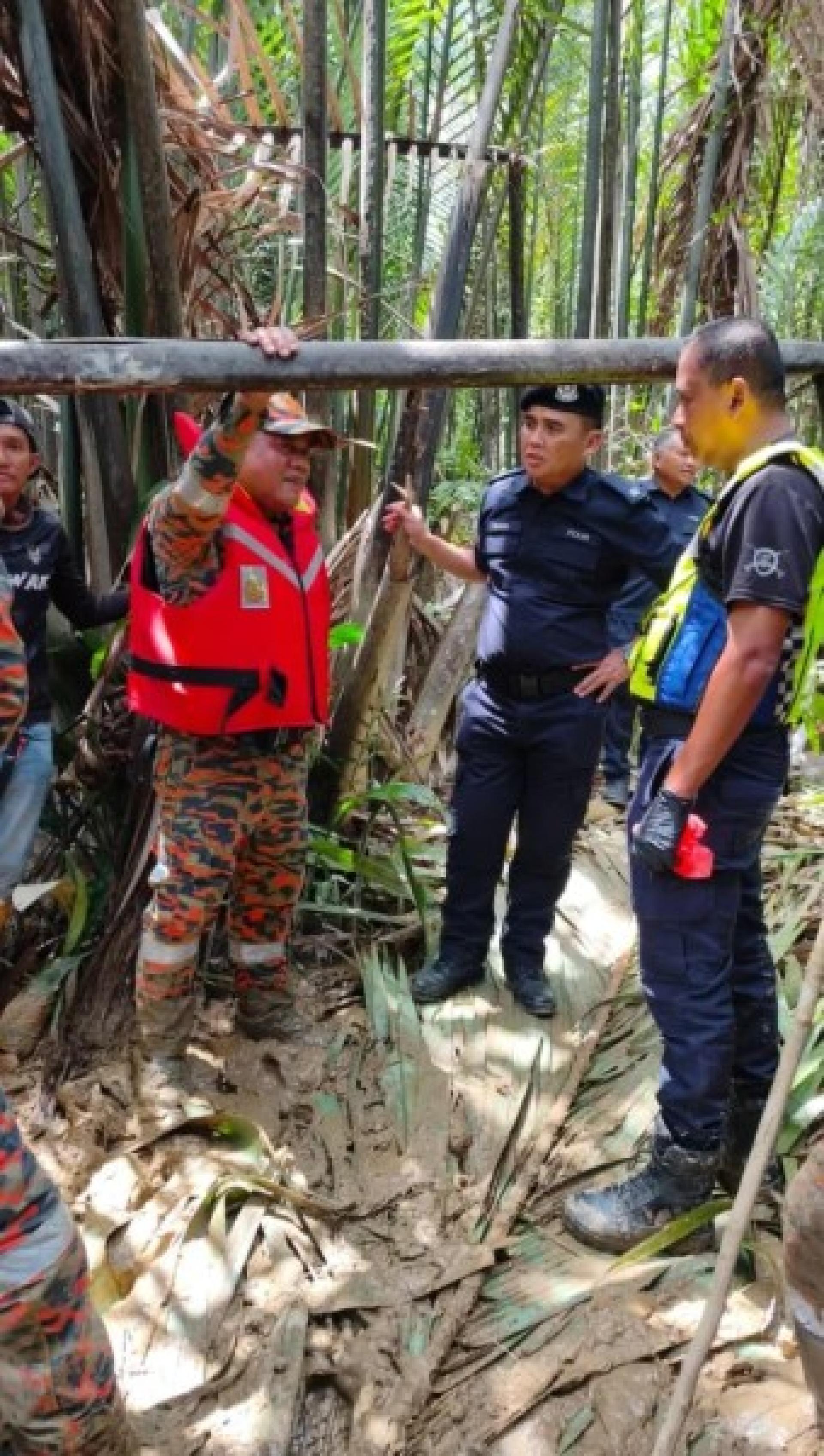 搜救队展开第二天的搜寻行动。