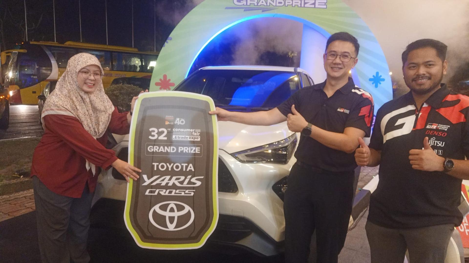 丰田销售主管林永文和Arif Aliudin共同颁发轿车予沙芝丽娜