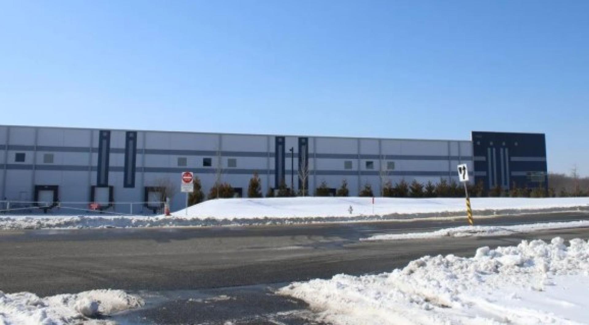 ICE购买大型商用仓库，以改建为移民拘留中心。