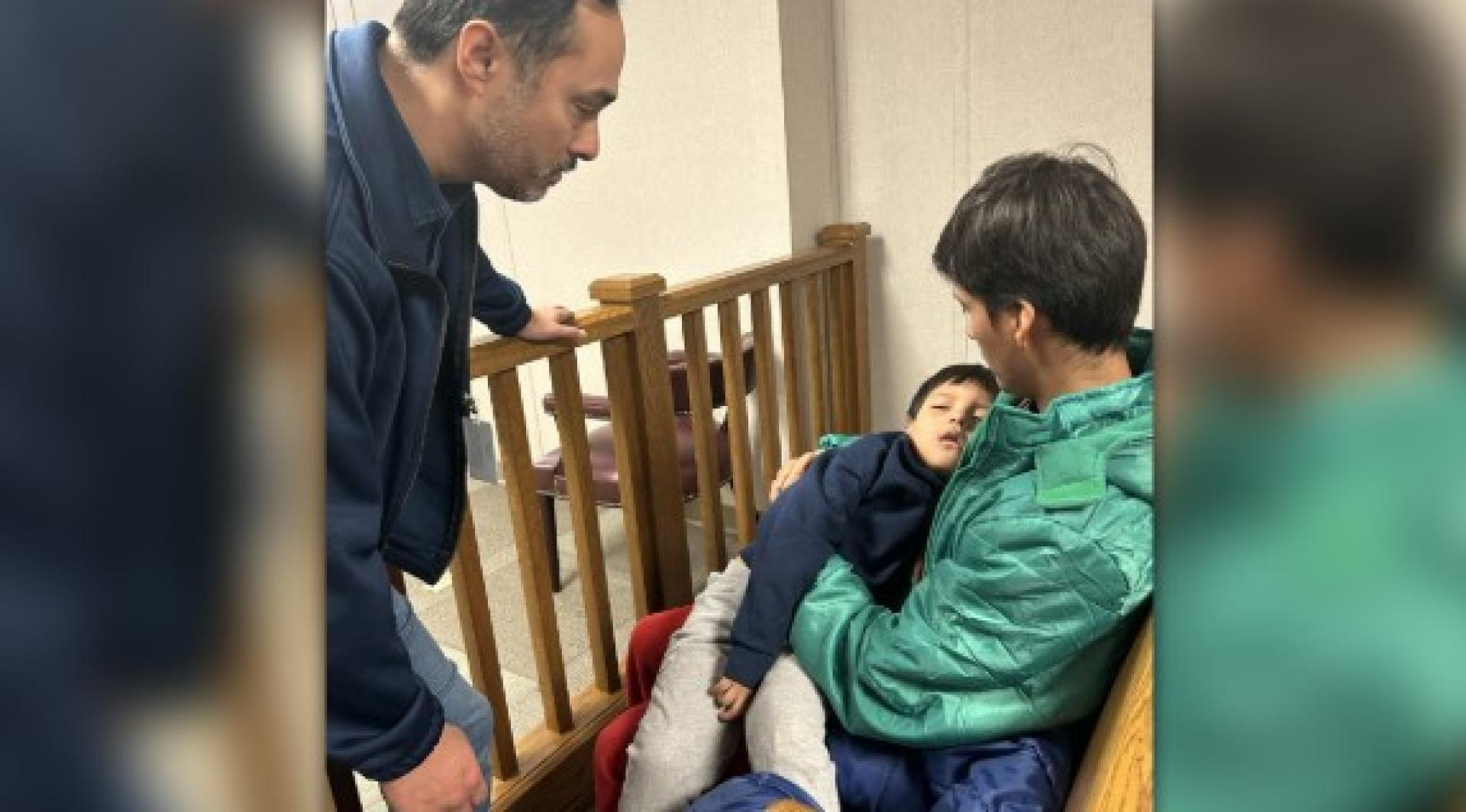 卡斯楚（左）上周到拘留中心探视连恩父子。