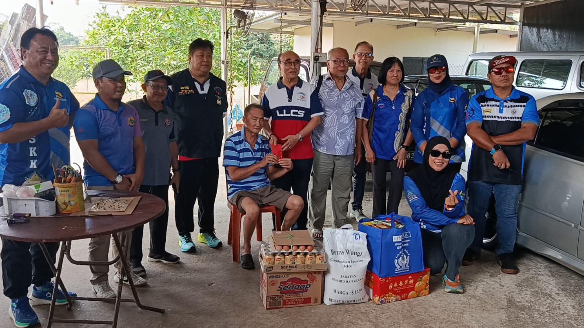 华光慈善会会长杨长乐分发食品