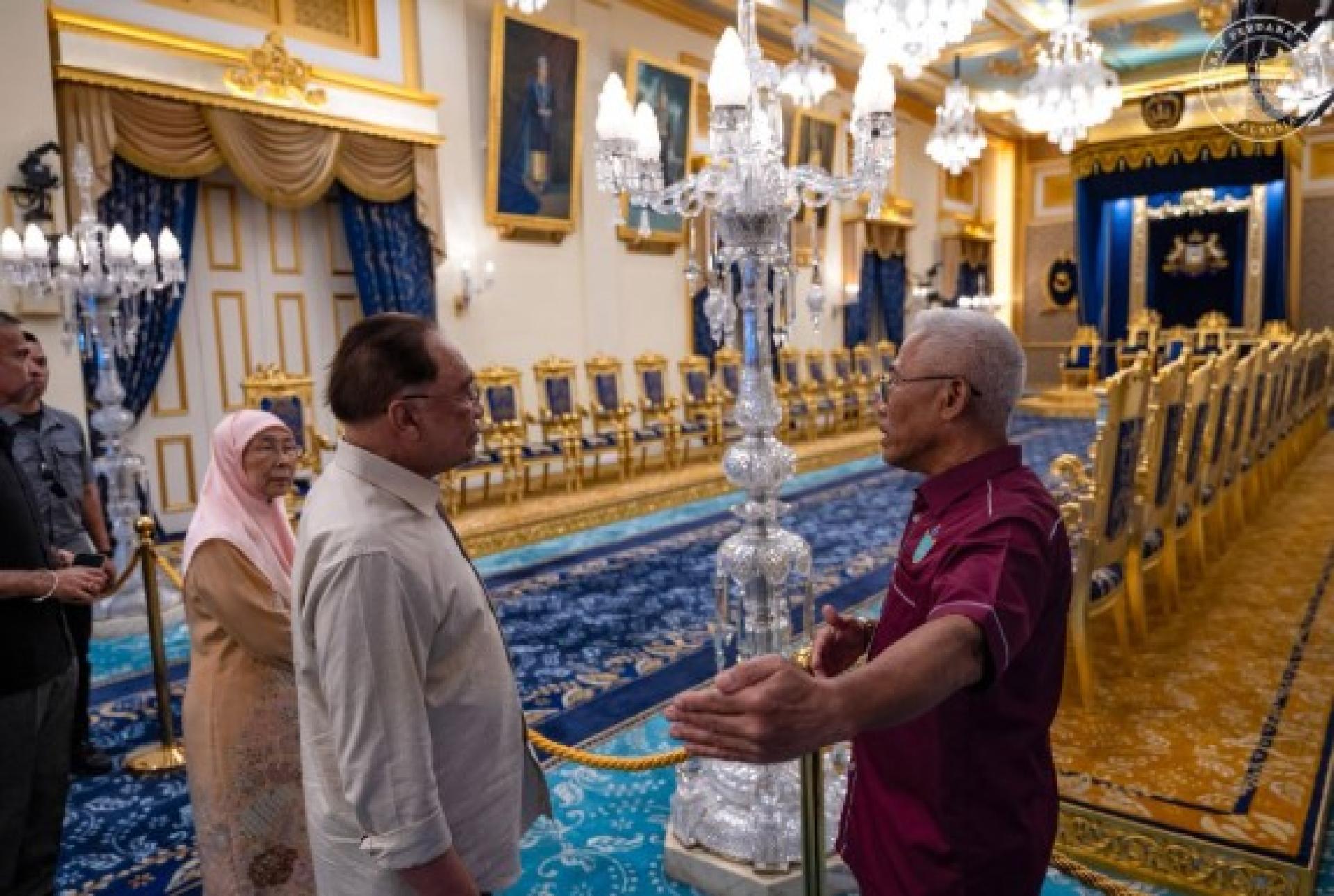 安华（右2起）与夫人旺阿兹莎参观苏丹阿布峇卡王家博物馆。