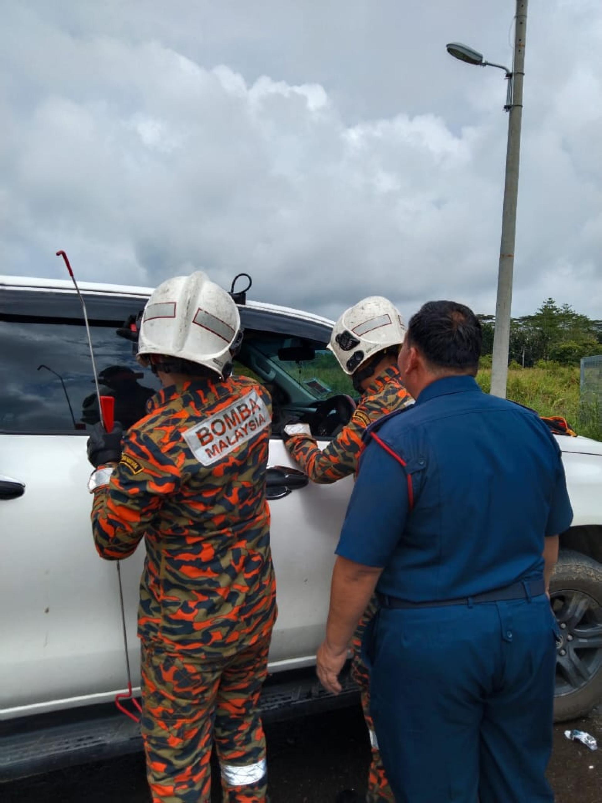 女童受困车内，消拯人员抵现场处理。