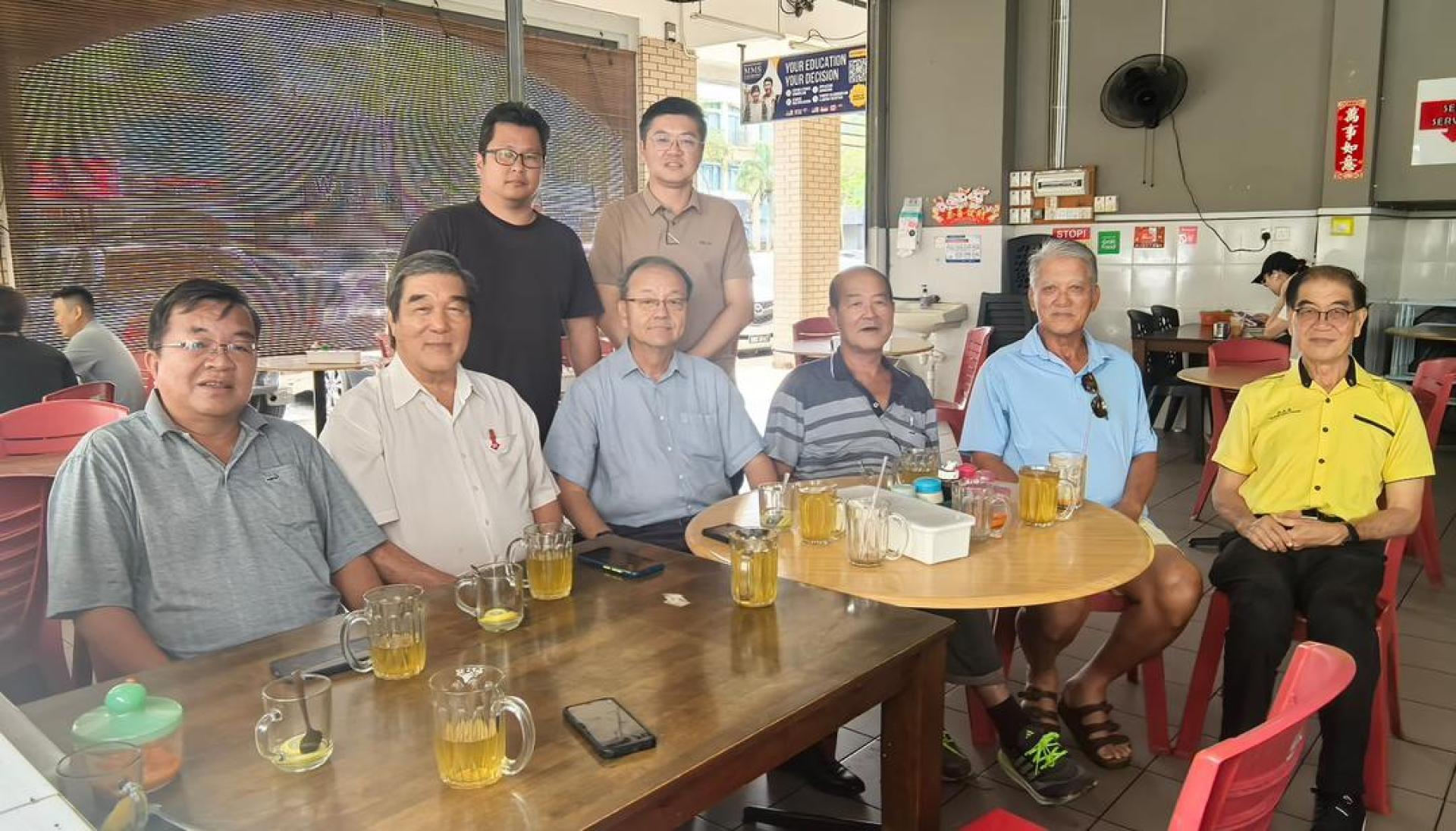 砂拉越范氏公會北砂聯絡處舉辦新春團拜暨敬老會的籌備會合影。前排右起為范發椿市議員、北砂聯絡處主席范毅懷以及後排右為籌備會主席范能億。