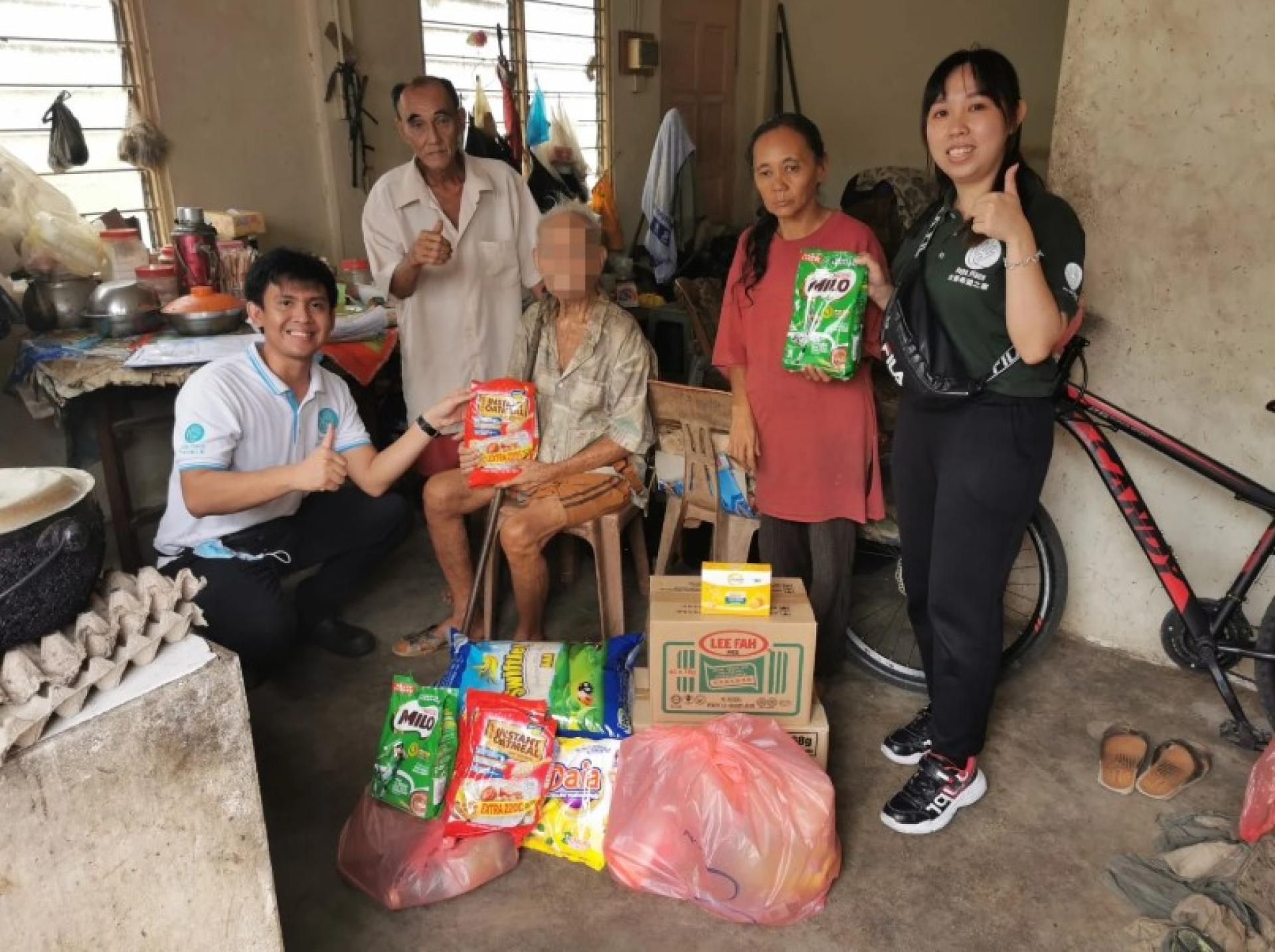 Hope Place 团队与Jong Thian Poh合影（站立者左起第二人）。