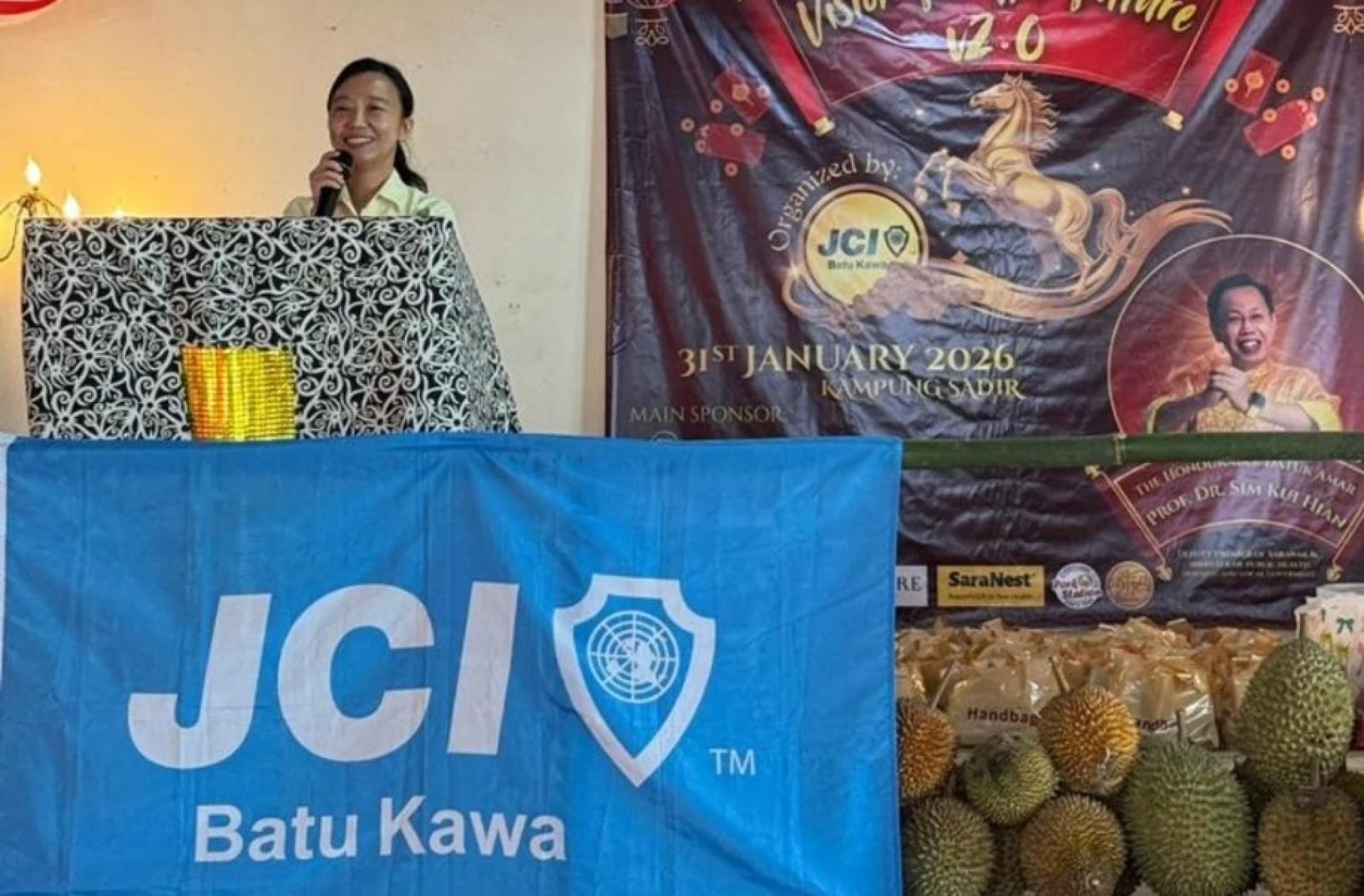 Jess Chong在甘榜沙迪举行的“分享喜悦·展望未来”社区活动上致词。