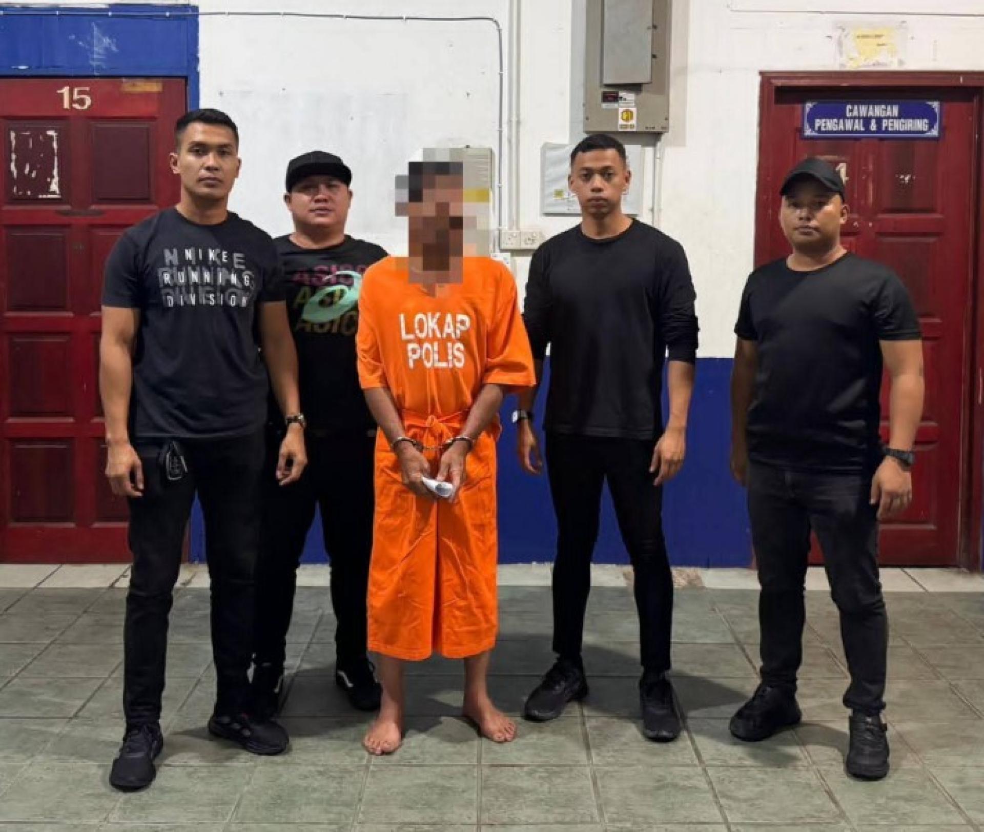 嫌疑人被拘留以接受进一步问讯。