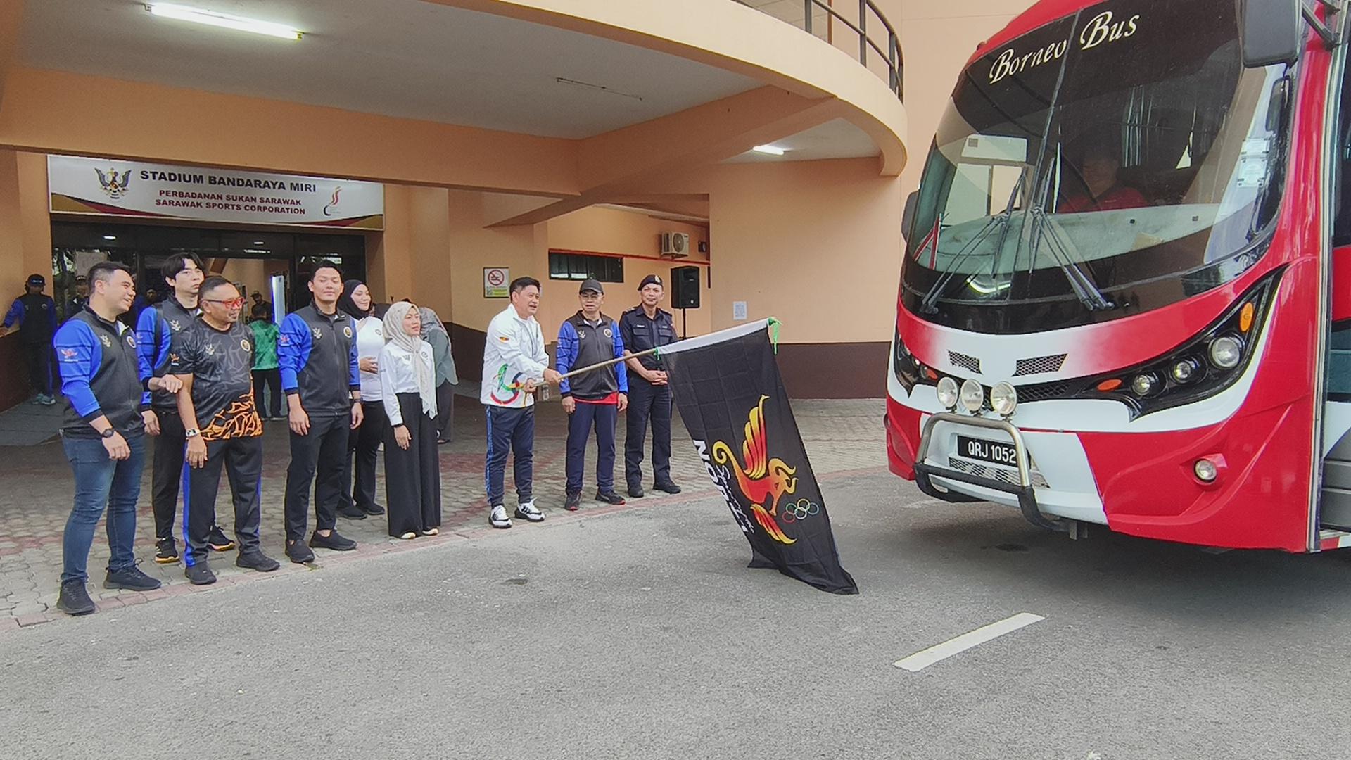 砂拉越青年、体育和企业家发展部副部长拿督立宾拉曼（右3）挥旗，为赴斯里阿曼木中参赛的健儿们壮行。