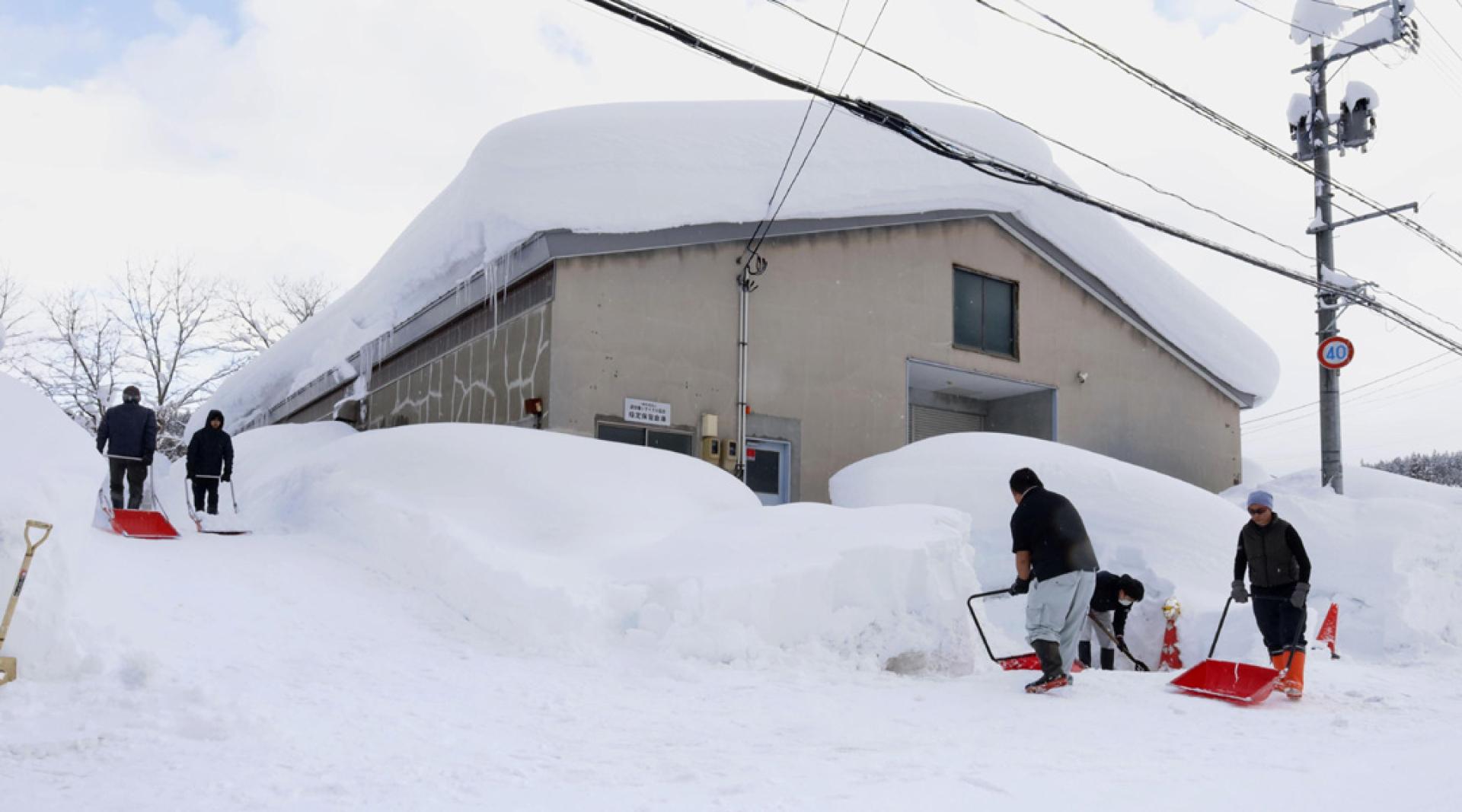 人们在日本青森市清理积雪。（图：新华社）