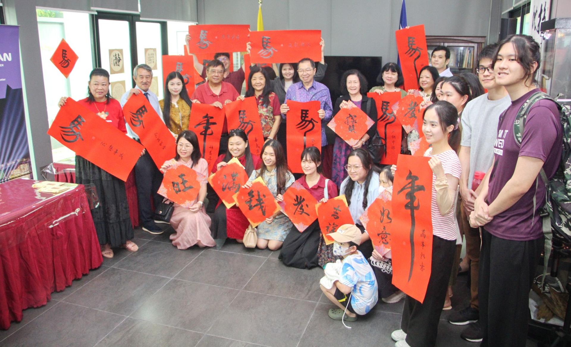 驻汶台北经济文化办事处代表肃胜中与出席者合影