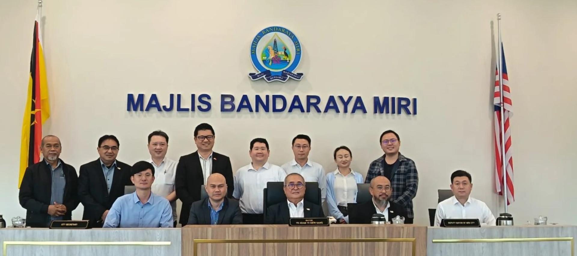 市长（右3）与中国思达文化旅游运营水上主题公园代表团合影。