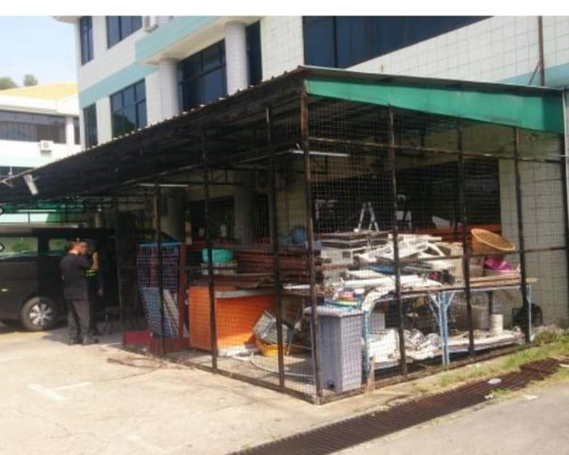 违规者在停车位上堆放货物