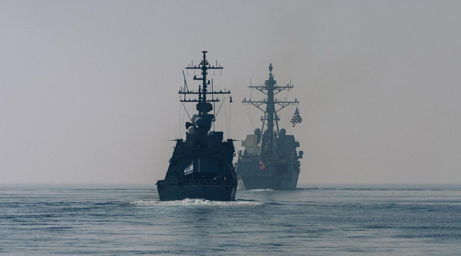 一美海军驱逐舰1日与以海军舰艇在红海海域举行了联合演习。（图：新华社）