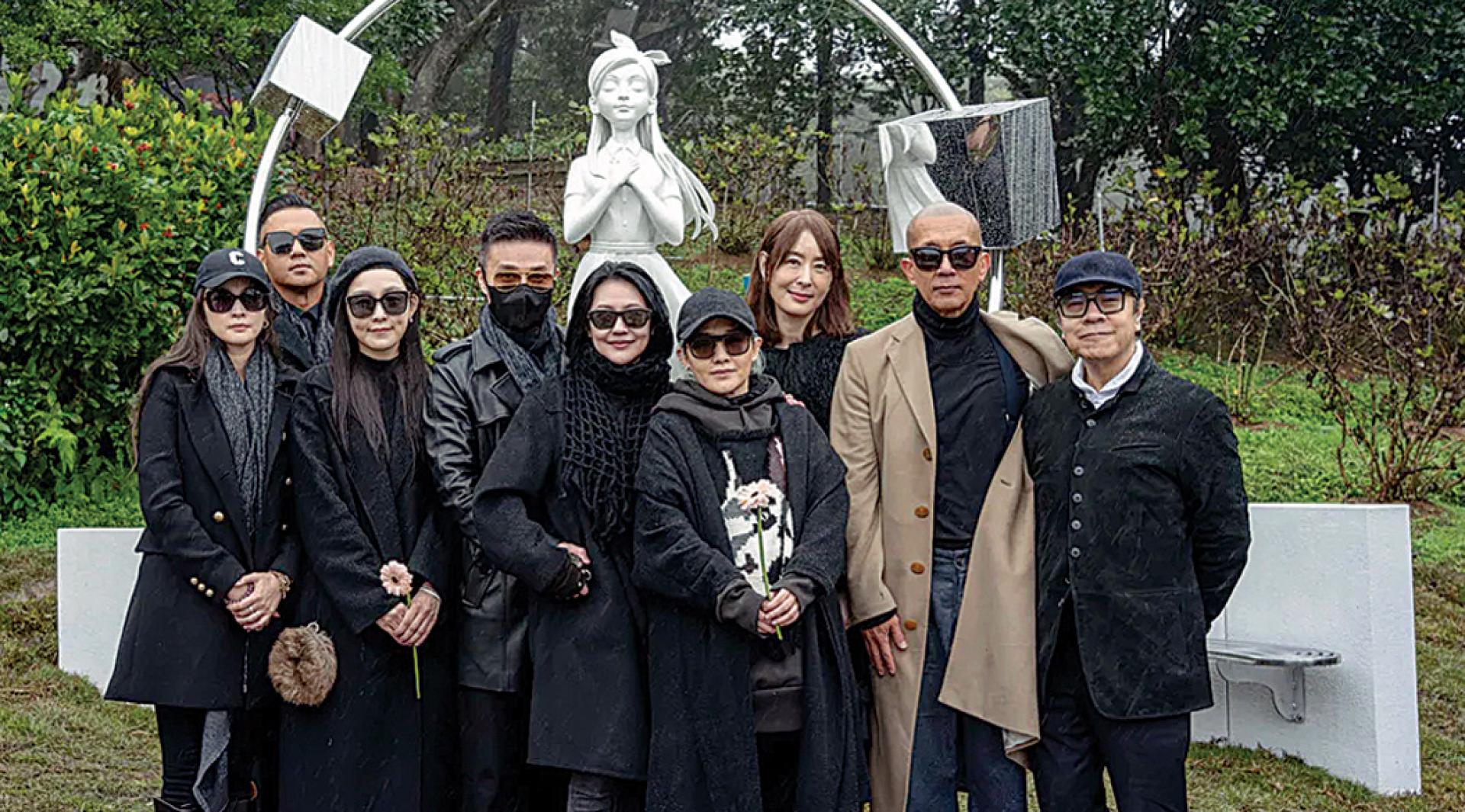 吴佩慈（左起）、陈建州、范玮琪、许雅钧、小S、范晓萱、贾永婕、具俊晔、蔡康永在大S雕像前合照。