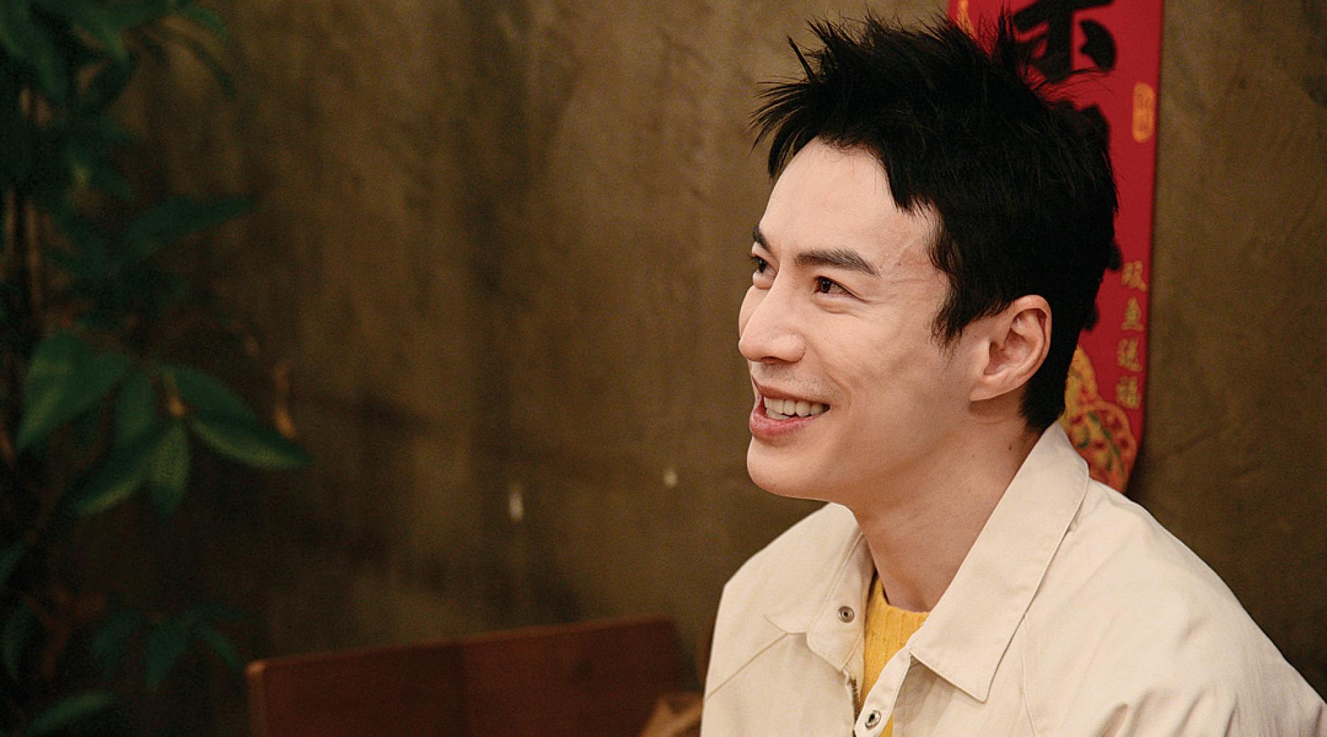 从演员到导演、编剧，王冠逸直言，这10年是一段不断成长的过程。