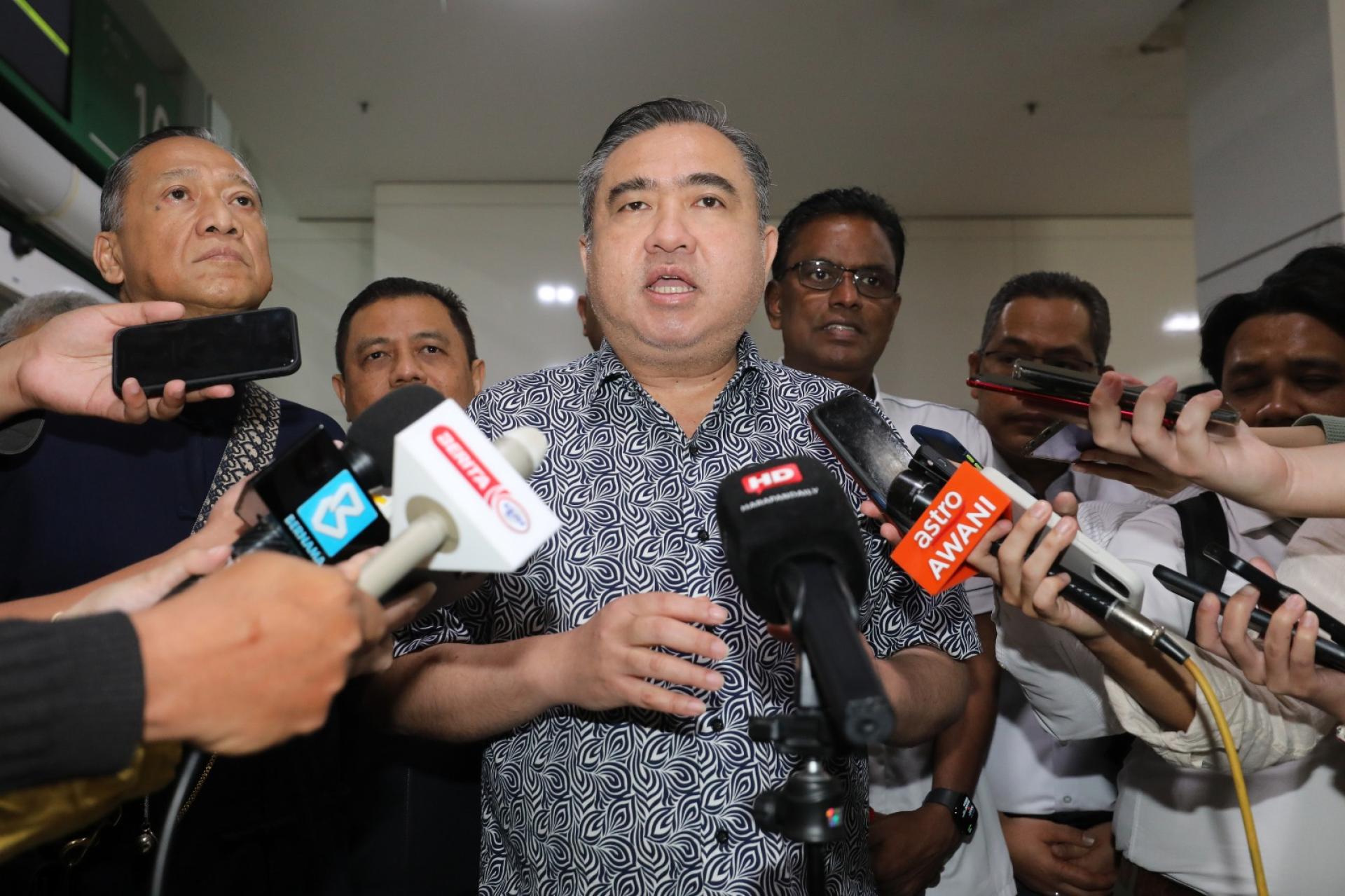 陆兆福（中）强调，吉隆坡市长直选目前仍在研究阶段，各方不应政治化课题。