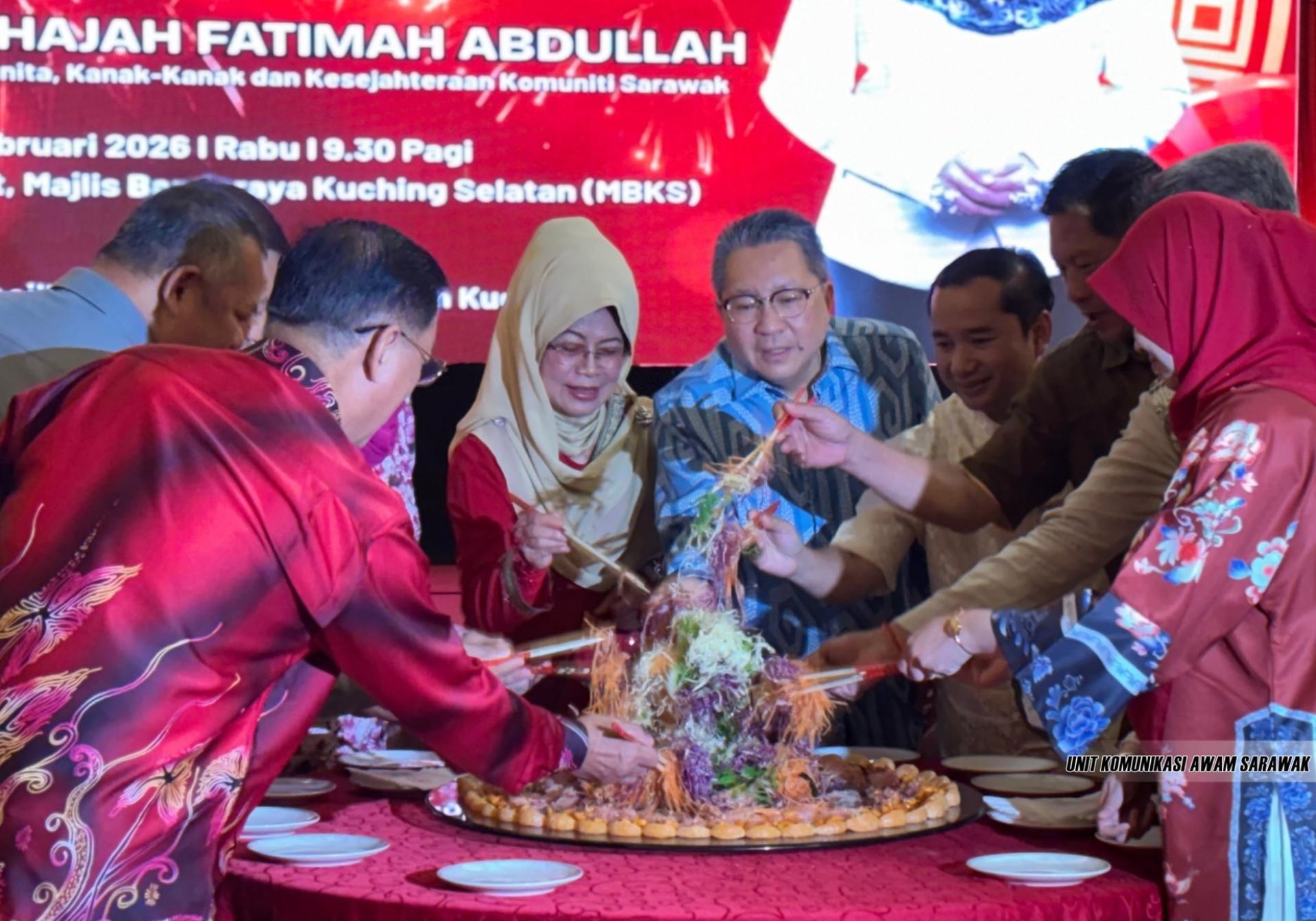 拿督斯里陈赛明（中）与在场嘉宾共同进行“捞生”。