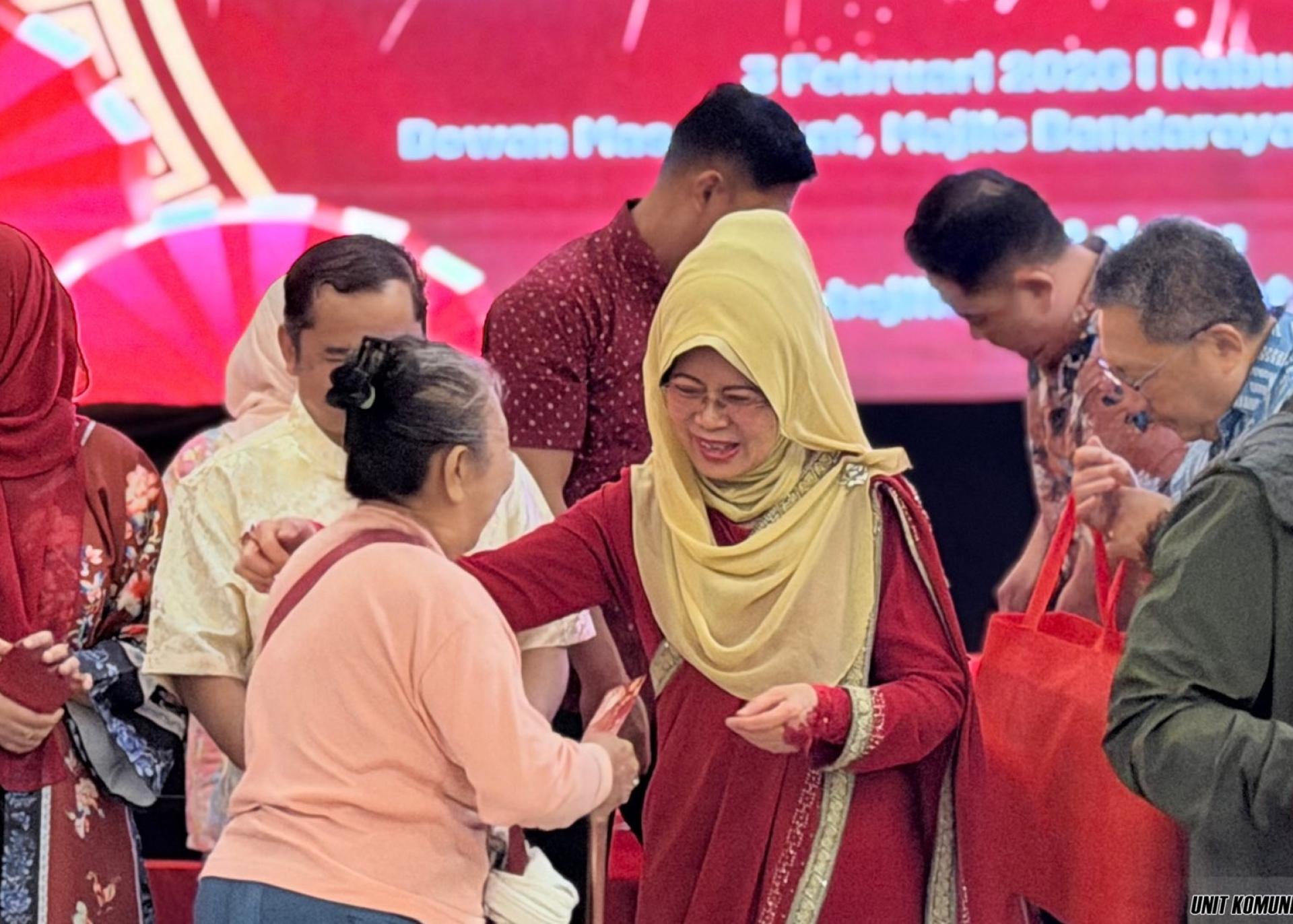 拿督斯里陈赛明颁发礼品给受惠者。