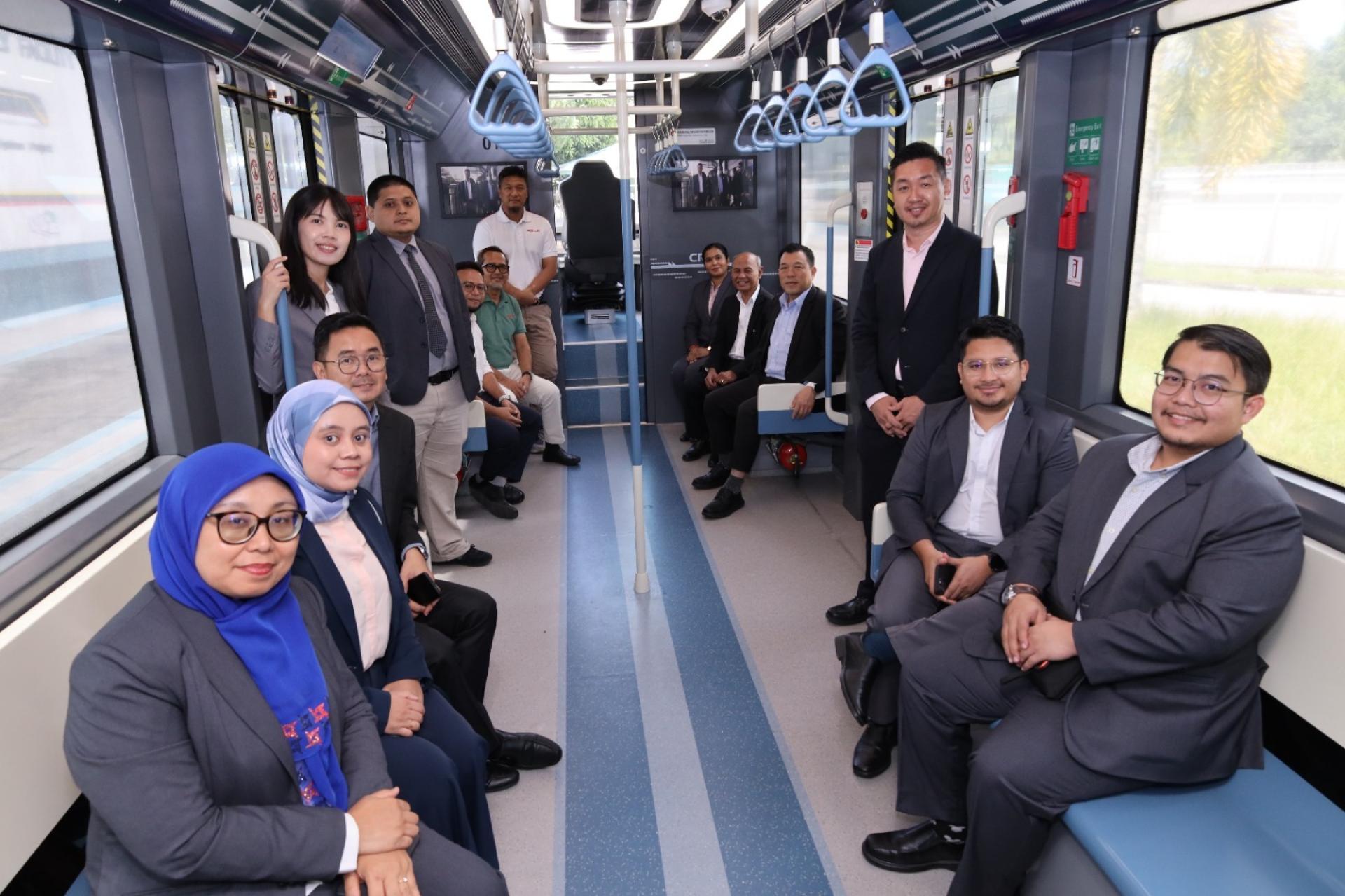 霹雳州政府代表团在罗思义（右4）的带领下，试乘智轨原型车。