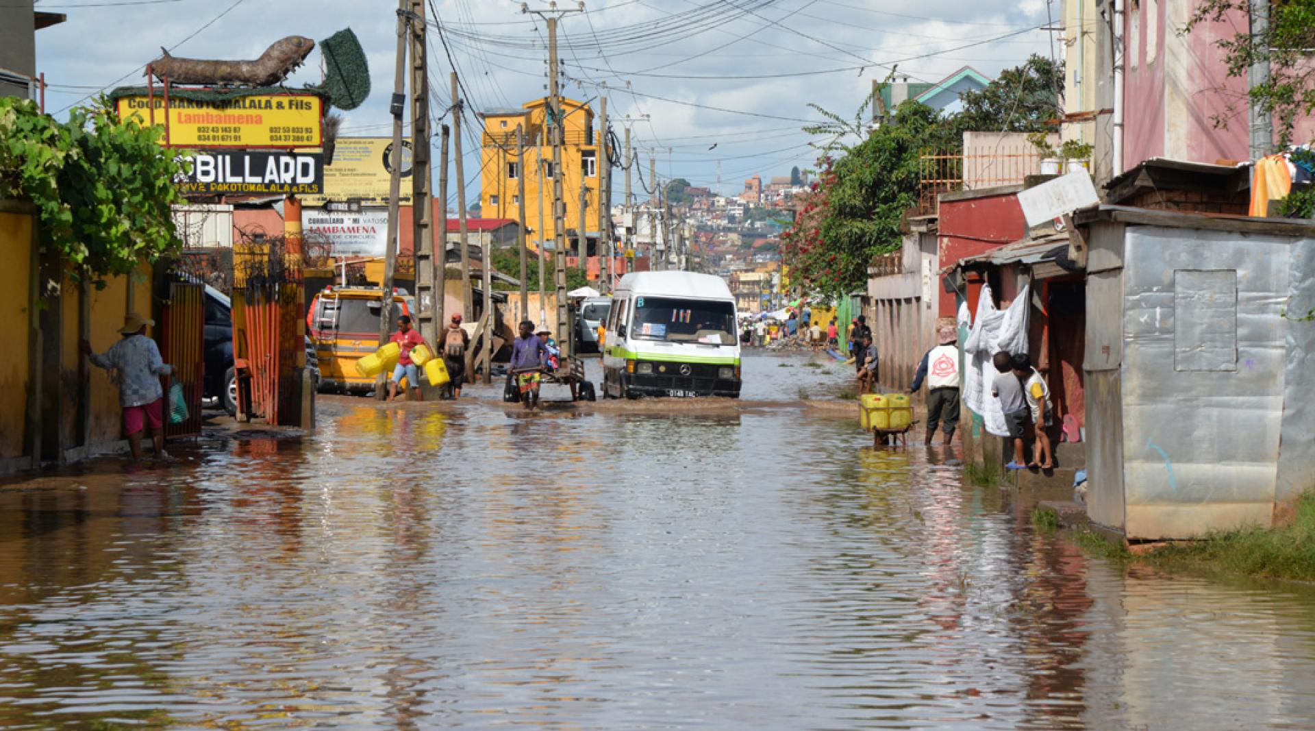 热带气旋“菲蒂亚”过境，塔那那利佛道路被水淹。（图：新华社）