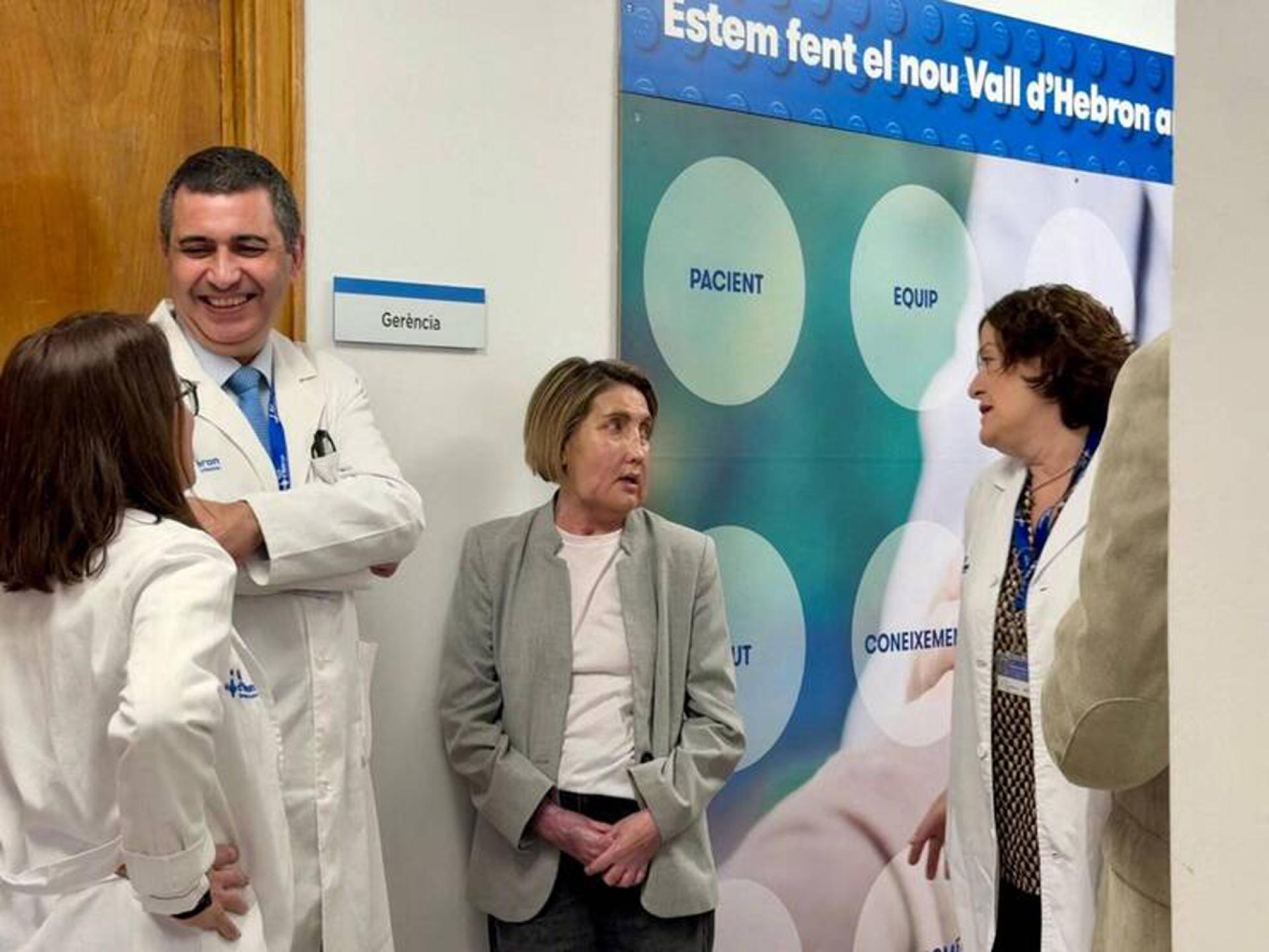 受赠者卡门（中）因昆虫叮咬引发的细菌感染而出现脸部组织坏死，她在2日的记者会上表示：“当我在家照镜子时，我觉得我越来越像原本的自己了。”