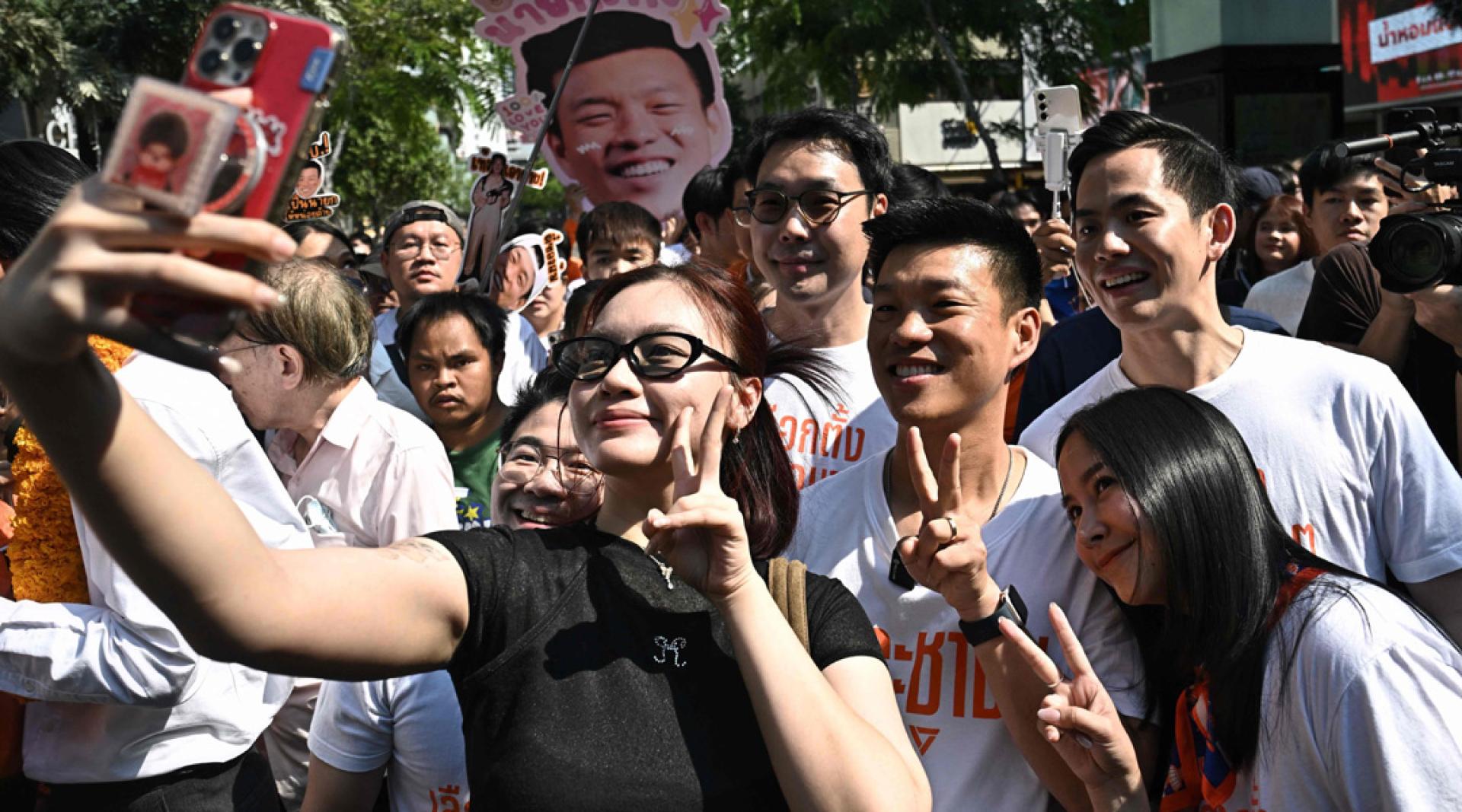 人民党的首选首相候选人那他蓬（右三）。