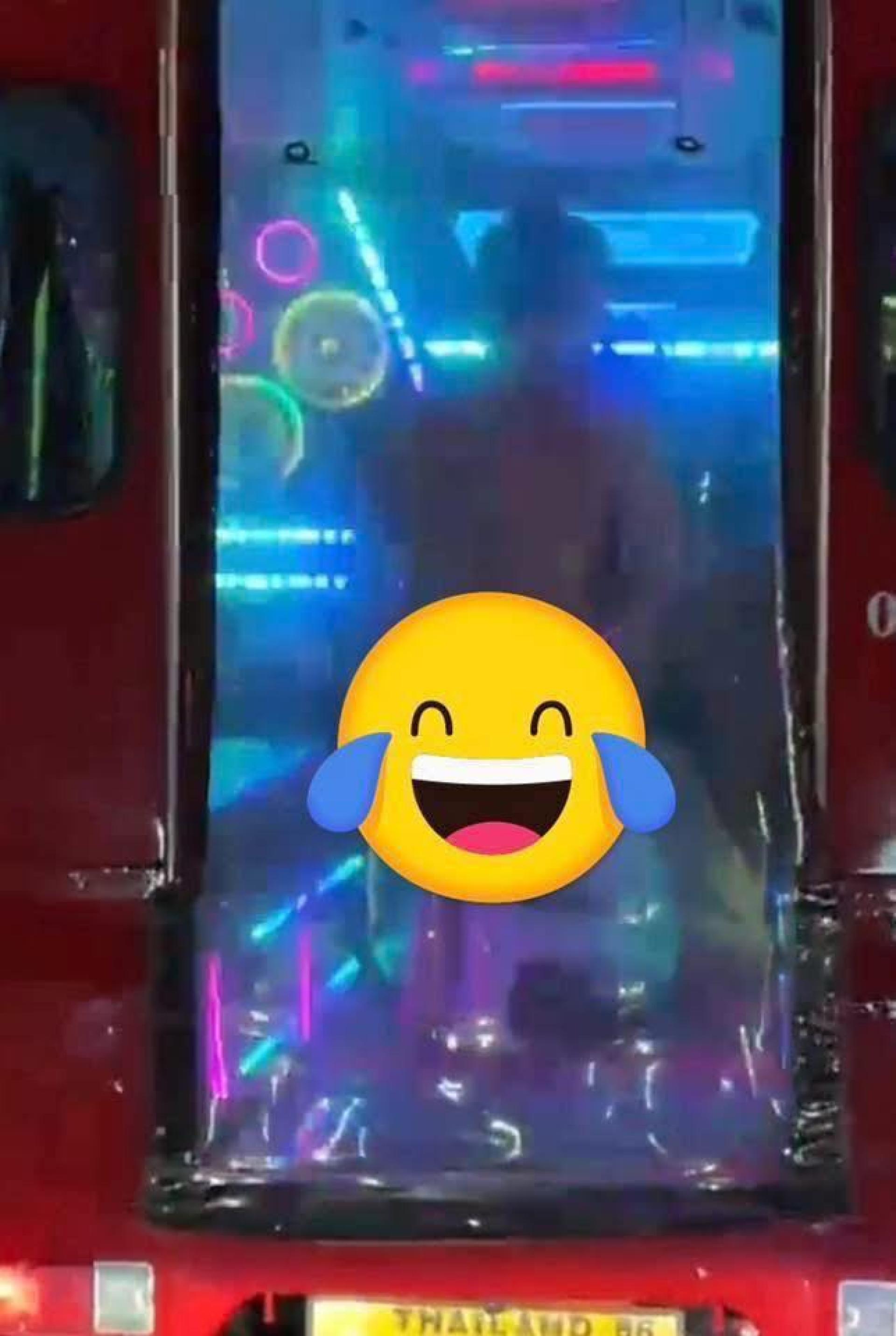 法国情侣在嘟嘟车上上演活春宫，引起泰国网民哗然。