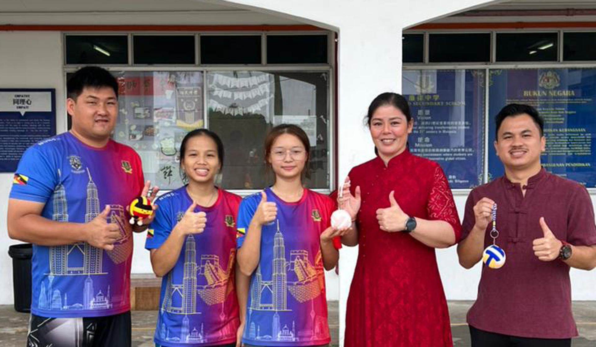 廉中2女将斯泰丝（右2）与张语恩（中）将于2月5日至10日，代表砂拉越前往中国海口，出征亚洲沙滩排球赛（中国海口站），为州、为校争光。在出征前夕，她们特别亲手制作了一颗针织排球，赠予校长江佩娟、副校长康亚雄以及教练李世豪，以表达对学校长期支持与悉心栽培的感激之情，同时也寄托对即将到来的赛事的祝福，期望能为自己与队友带来好运。