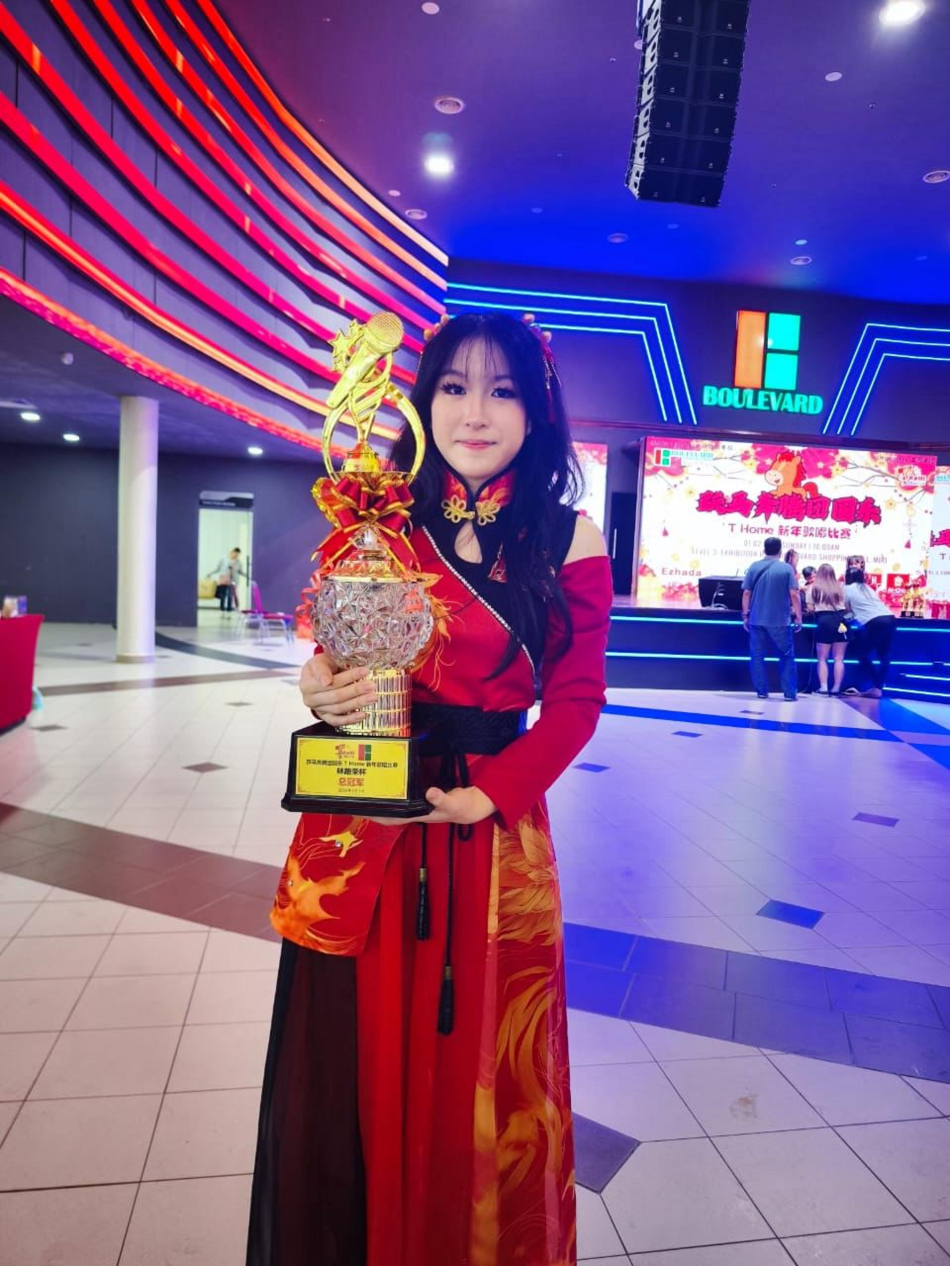 培中生黄于恩与另两人组团飙歌，夺得“林路荣杯”总冠军。