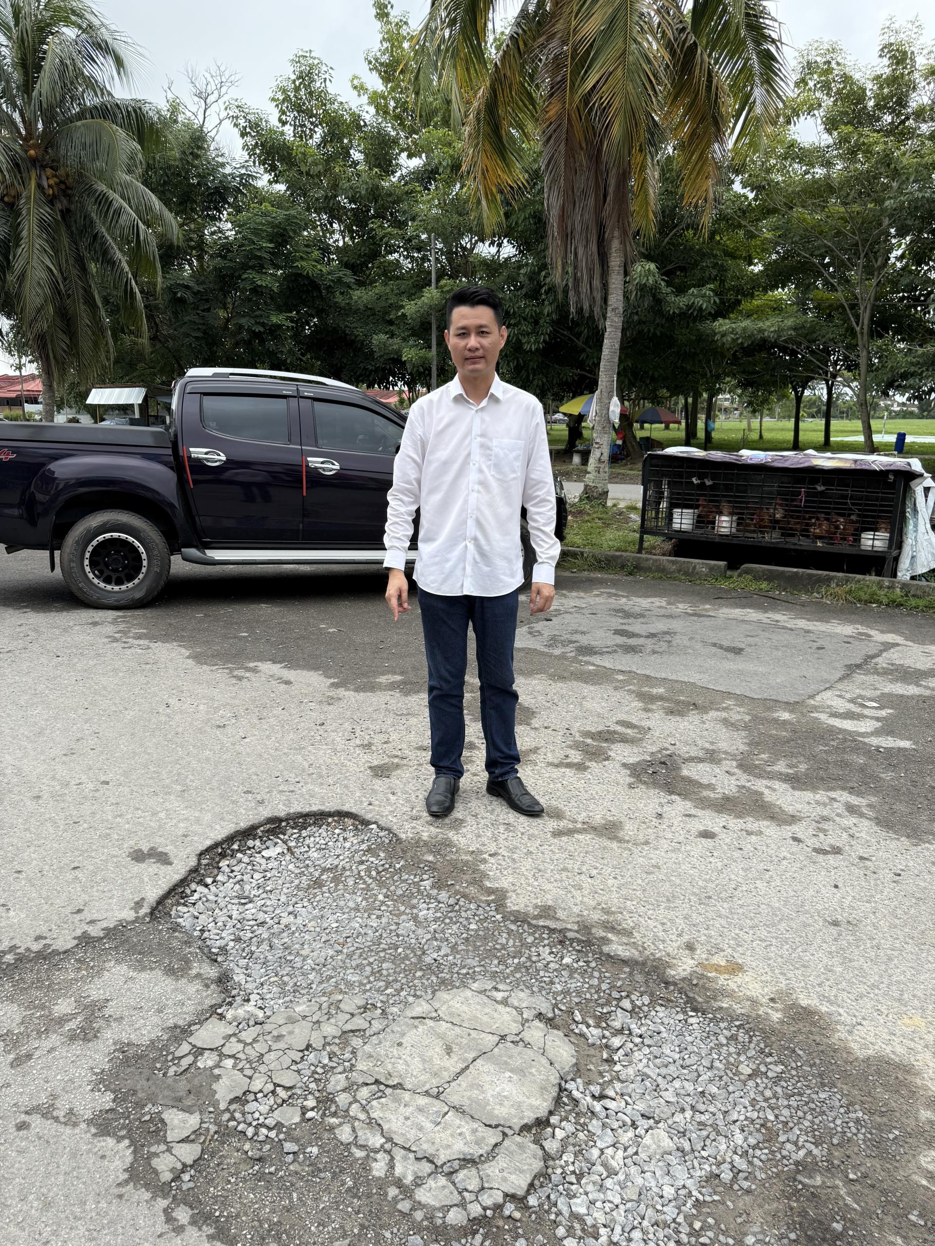 砂行动党秘书林思健到现场勘察道路情况，并协助商家投诉当局。